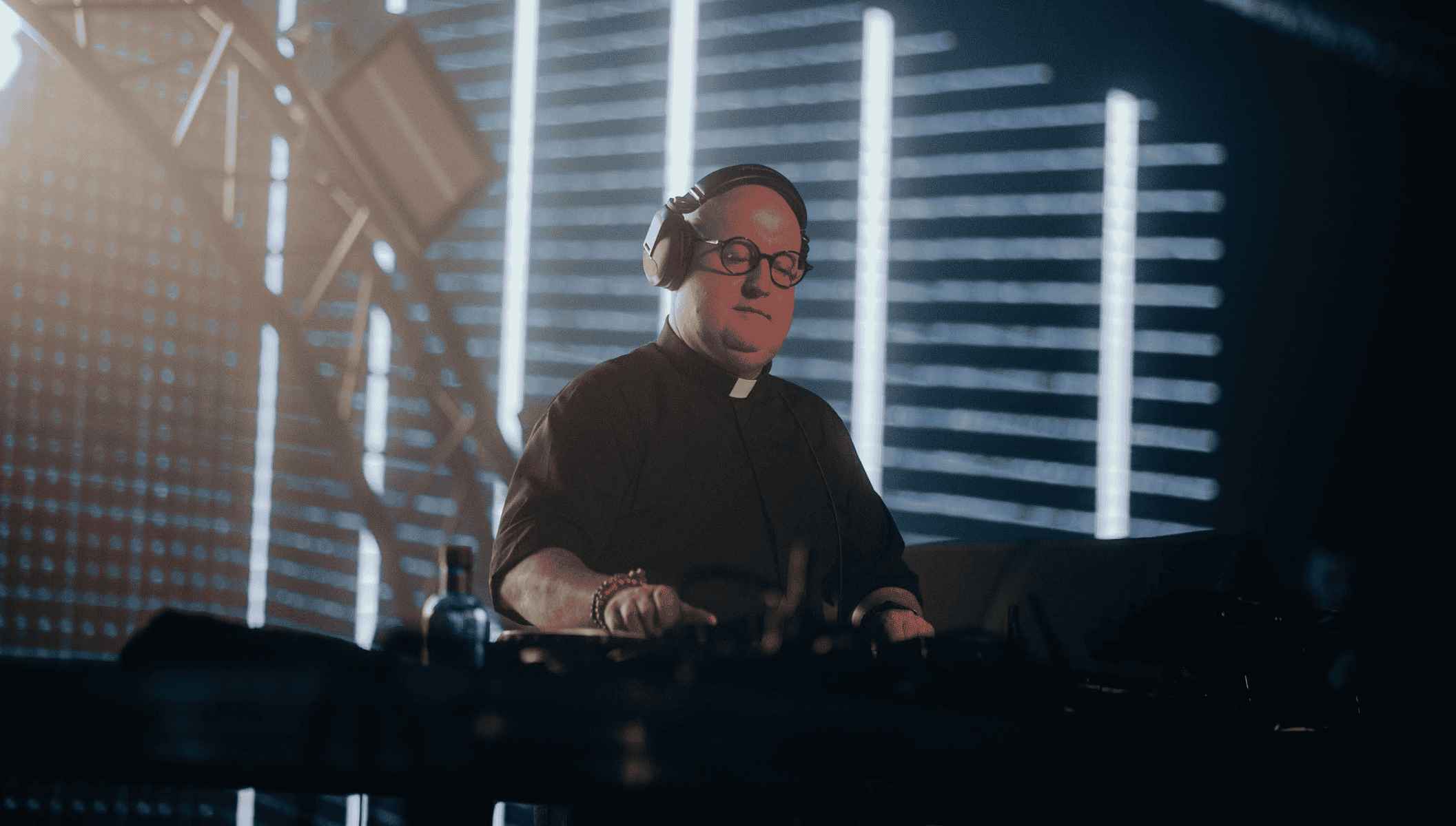 De la parroquia a los grandes escenarios: el cura DJ y exmilitar que hace bailar al mundo por la paz llega a Sevilla