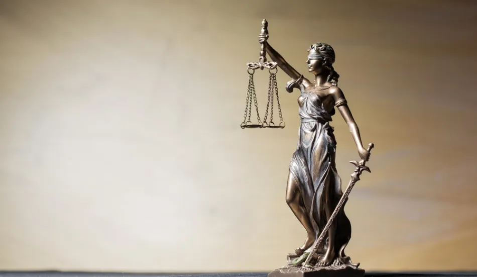 La diosa de la Justicia, con los ojos vendados. - 