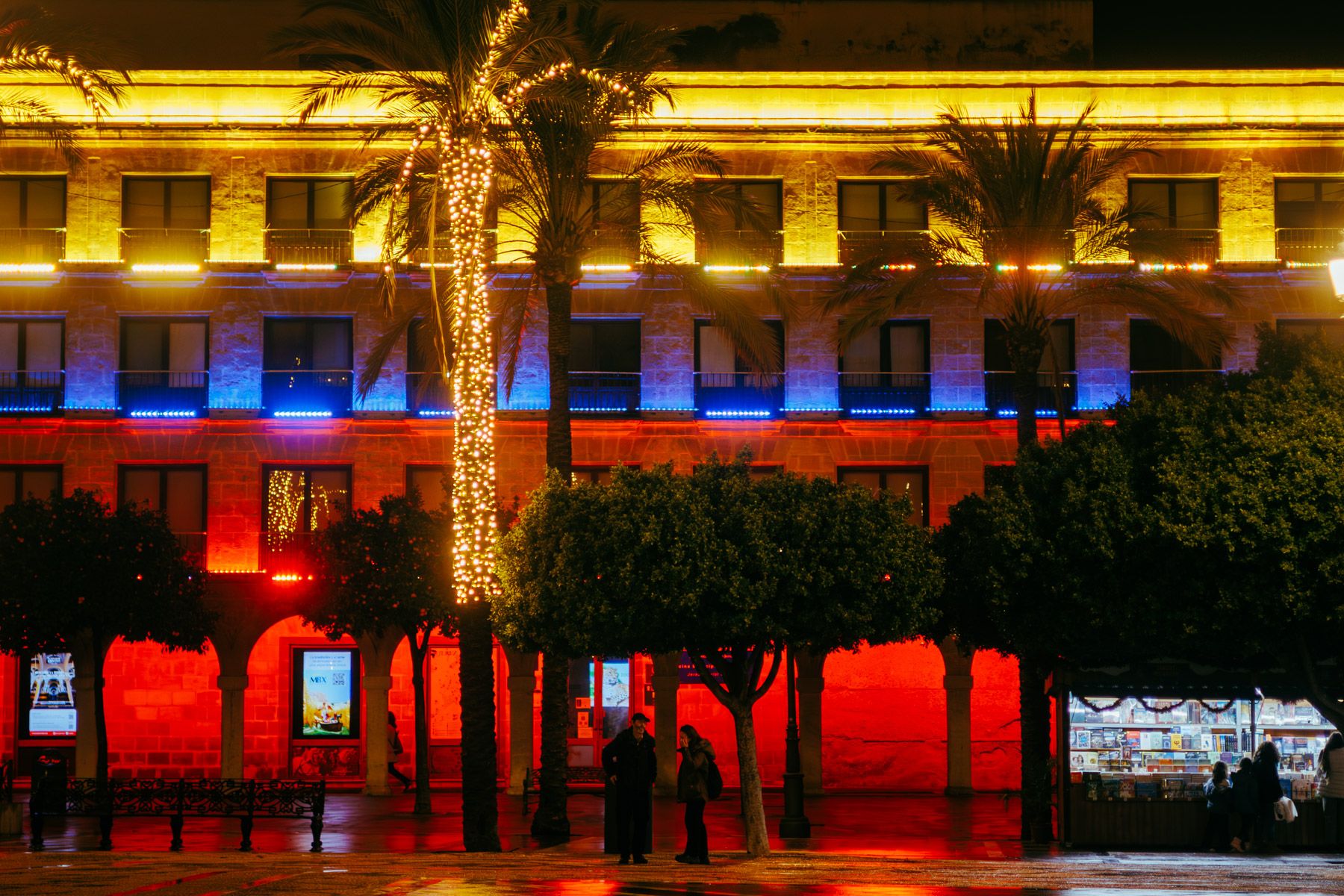 Edificio iluminado en apoyo al pueblo venezolano en Jerez. - MANU GARCÍA