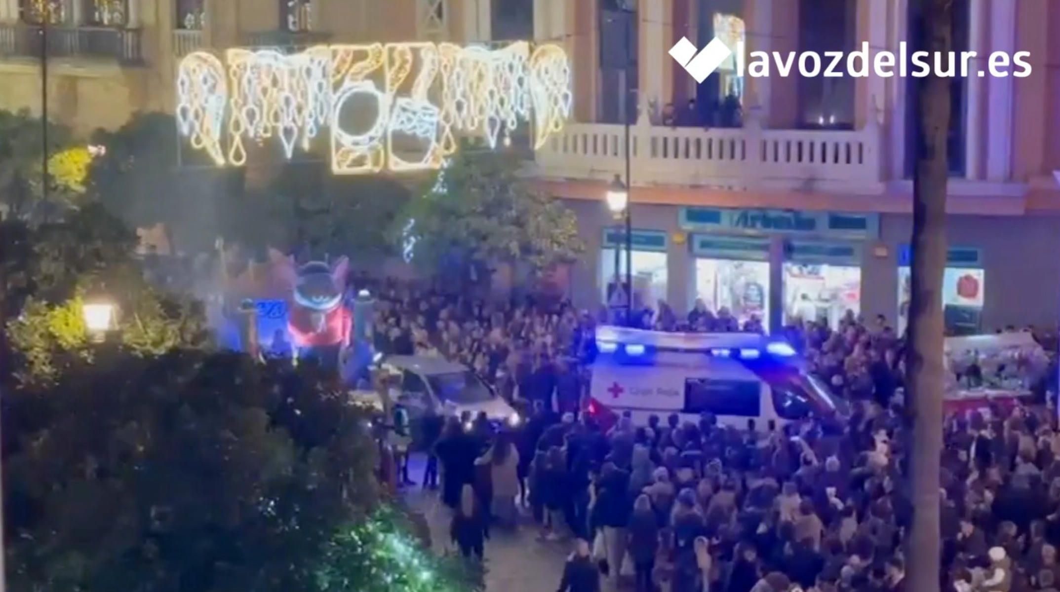 Vídeo | Una ambulancia acude a la Cabalgata de Reyes Magos a su paso por calle Larga en Jerez