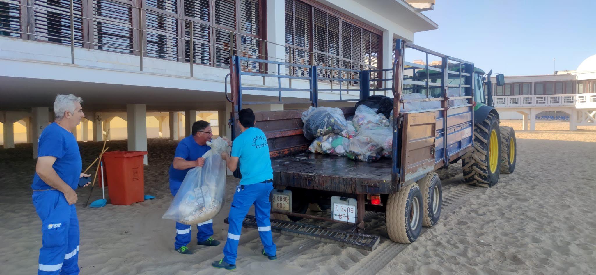 El Ayuntamiento de Cádiz se harta de la basura en La Caleta y da un ultimátum al Gobierno: limpiará el sábado si no actúa