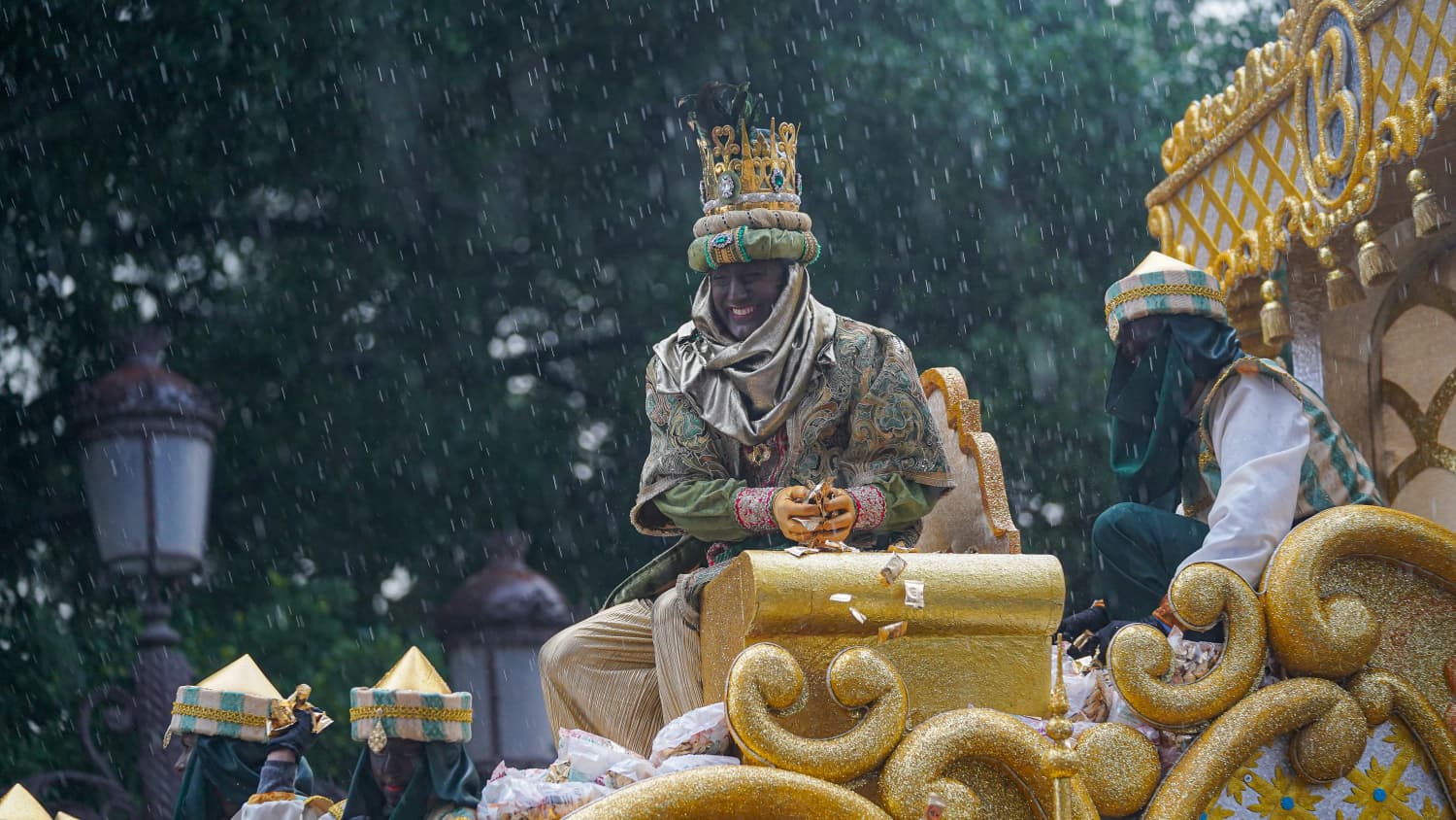 Juanma Moreno 'preside' la carroza de Baltasar en Sevilla: la lluvia amenaza el primer tramo pero no frena la ilusión