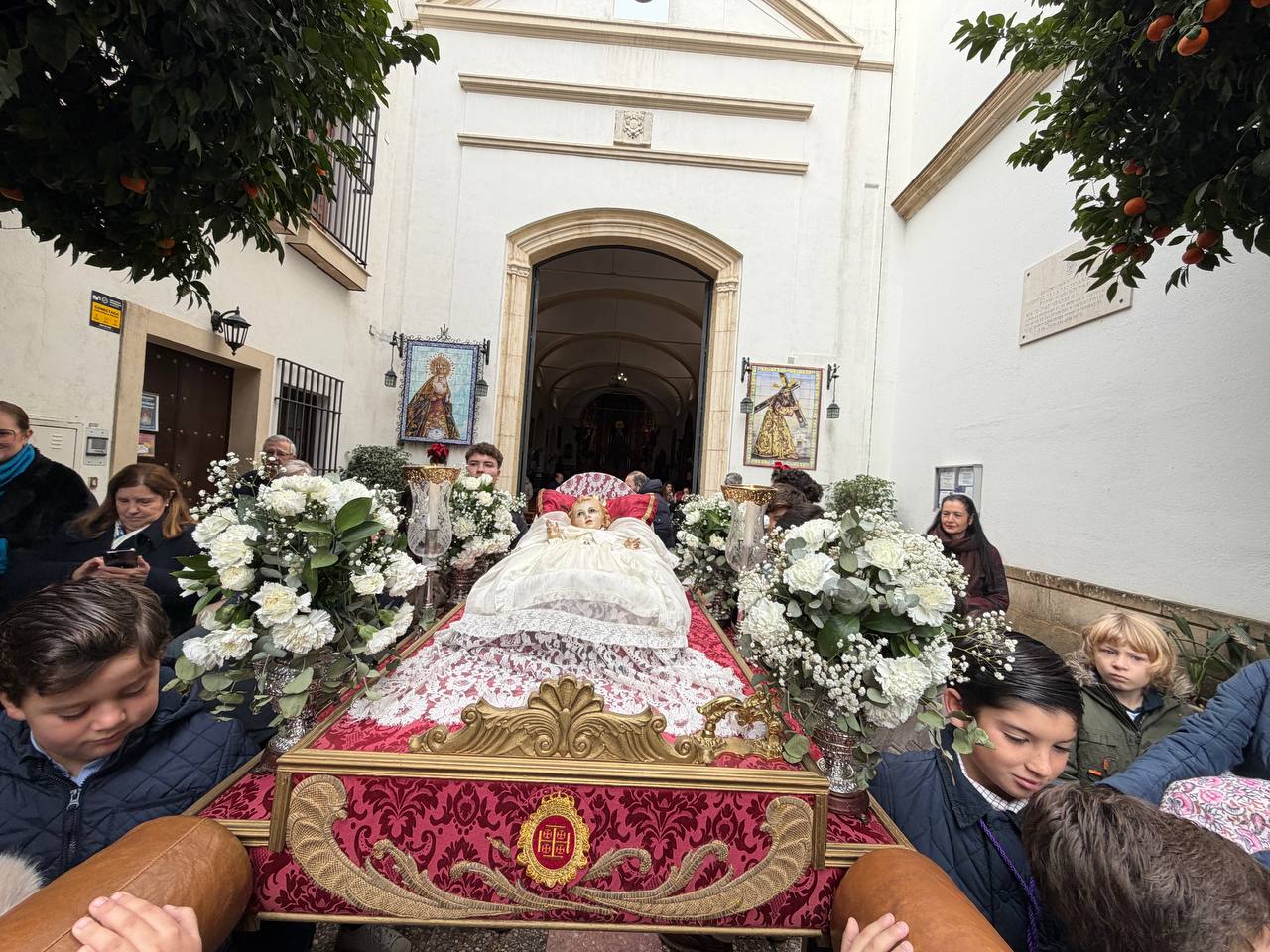 El Niño Jesús ya preside el Belén de Cristina en Jerez en un emotivo traslado con niños y niñas como protagonistas