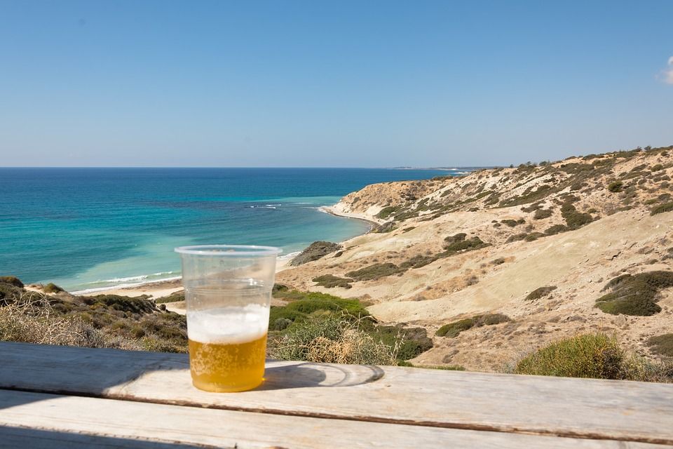 La cerveza con limón, bajo la lupa de la OCU: la verdad sobre una de las bebidas más veraniega