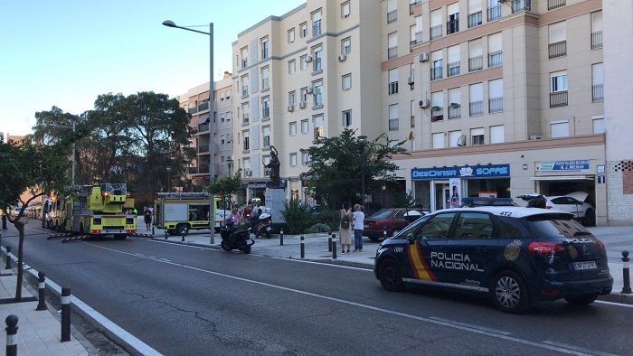 La Policía en Algeciras salva la vida de un joven de 32 años cuando ya estaba suspendido en el exterior de una ventana