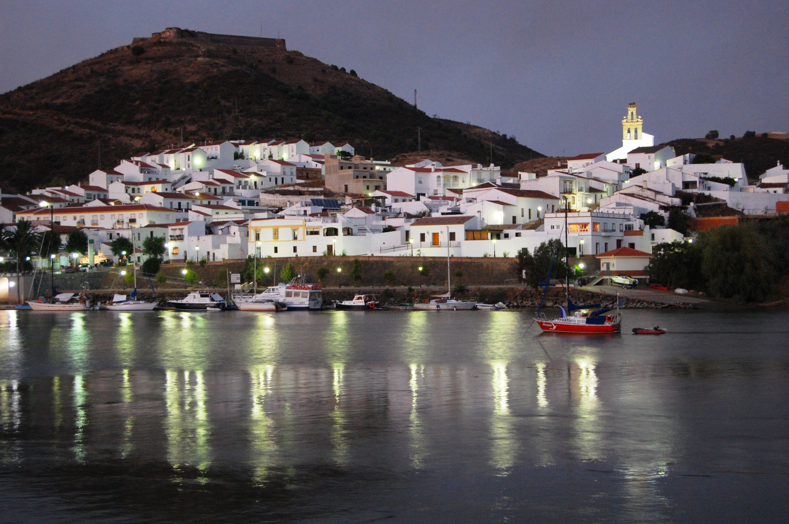 Aferrados a una viga y contra el río Guadiana: rescate límite de un anciano y su perro en Huelva