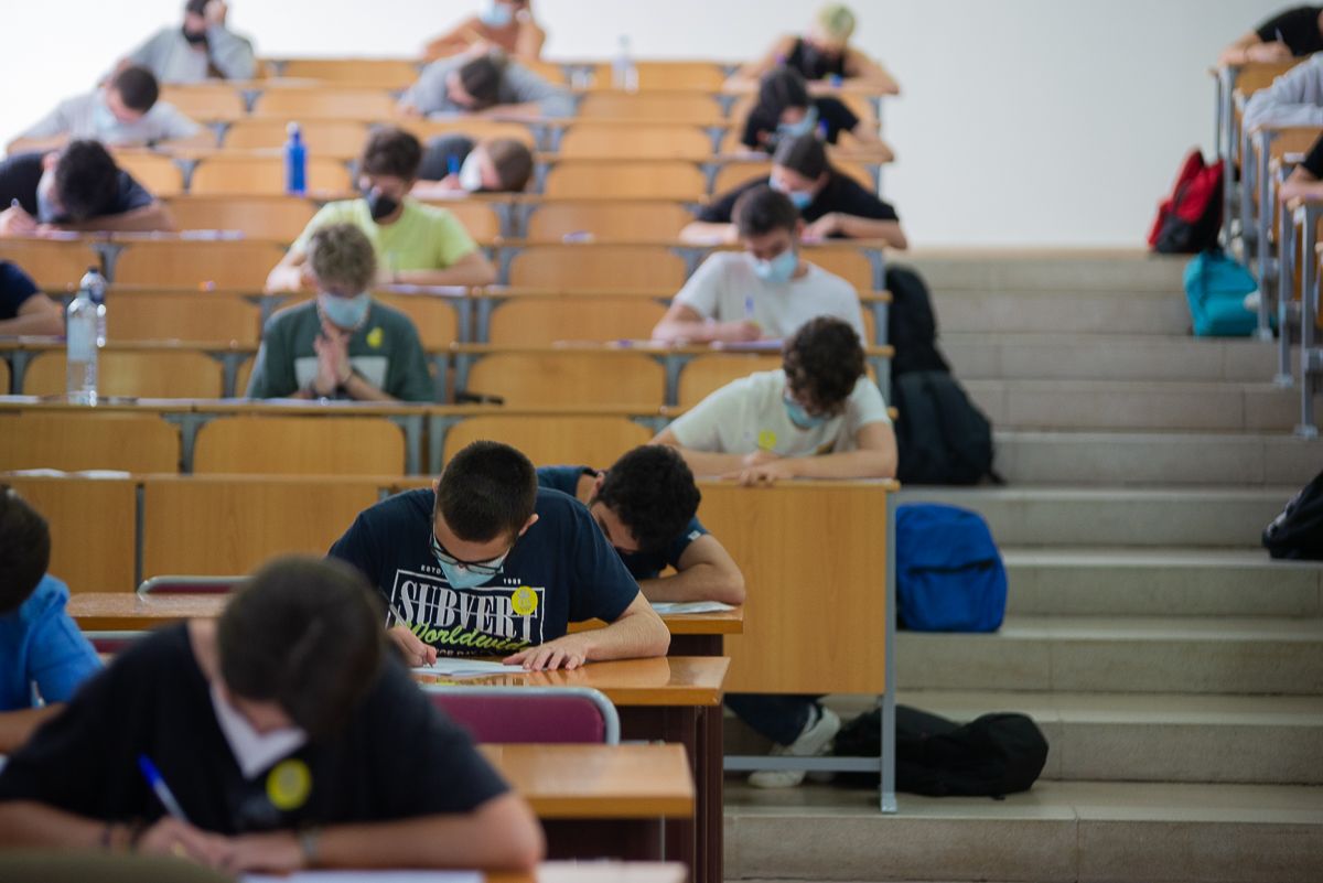 La Universidad de Cádiz se blinda a horas de la PAU: detectores contra los móviles y más de 7.600 estudiantes convocados