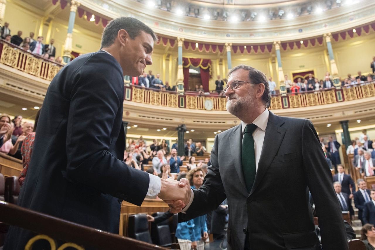 Rajoy felicitando a Pedro Sánchez tras la moción de censura. - 