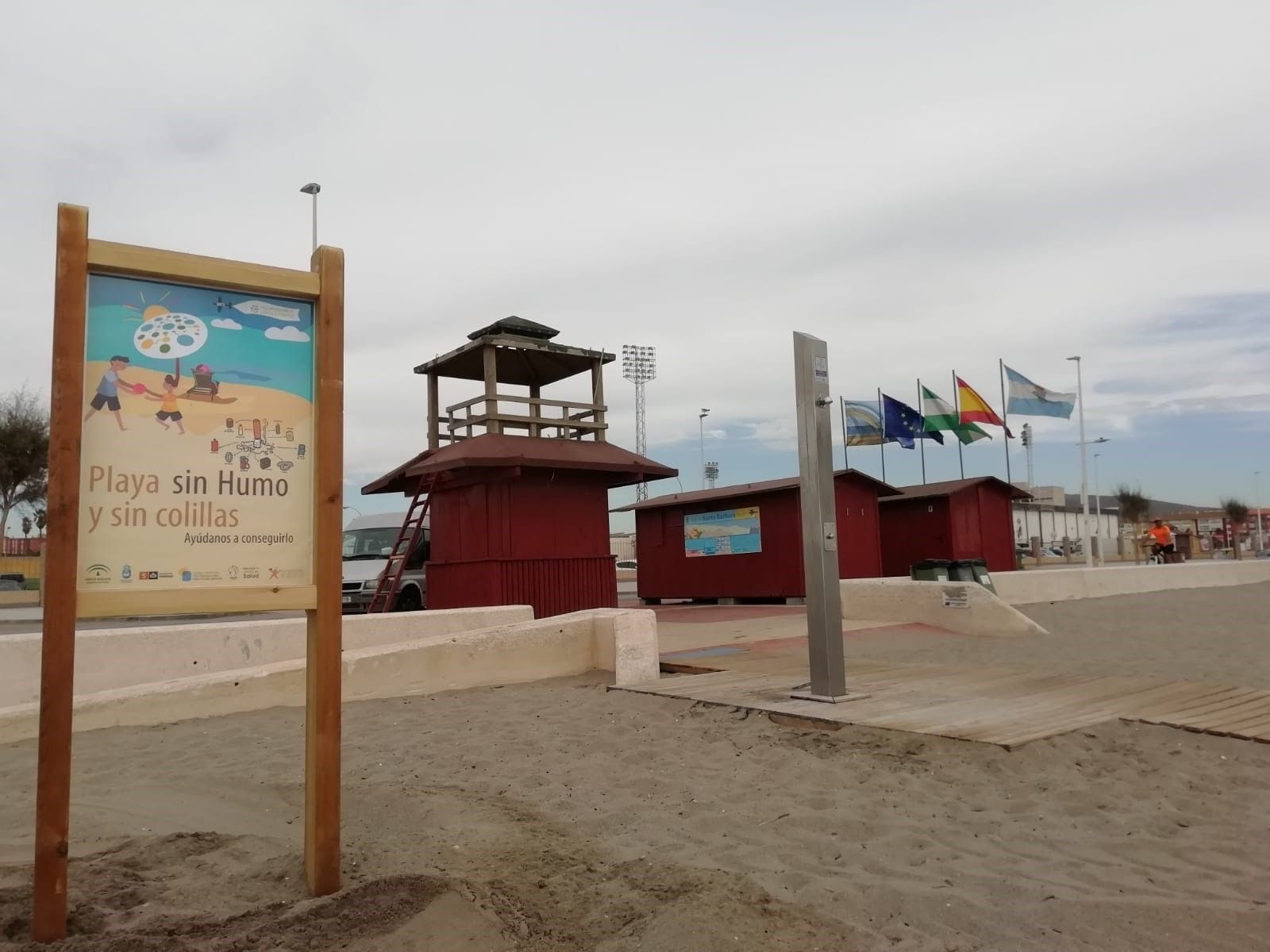 Multa de hasta 3.000 euros por bañarse en una playa de La Línea con bandera roja: un socorrista acaba hospitalizado
