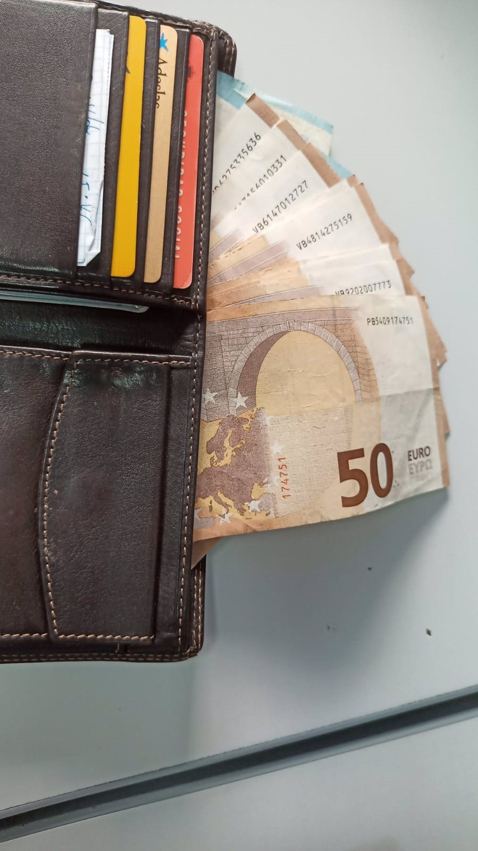 Una cartera con dinero en una imagen de archivo.  - 