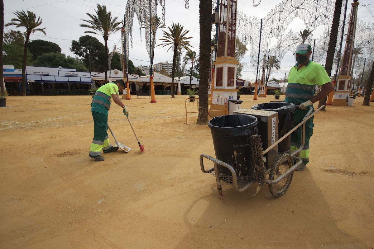 Operarios de limpieza de UTE Jerez, trabajando durante la Feria del Caballo. - MANU GARCÍA