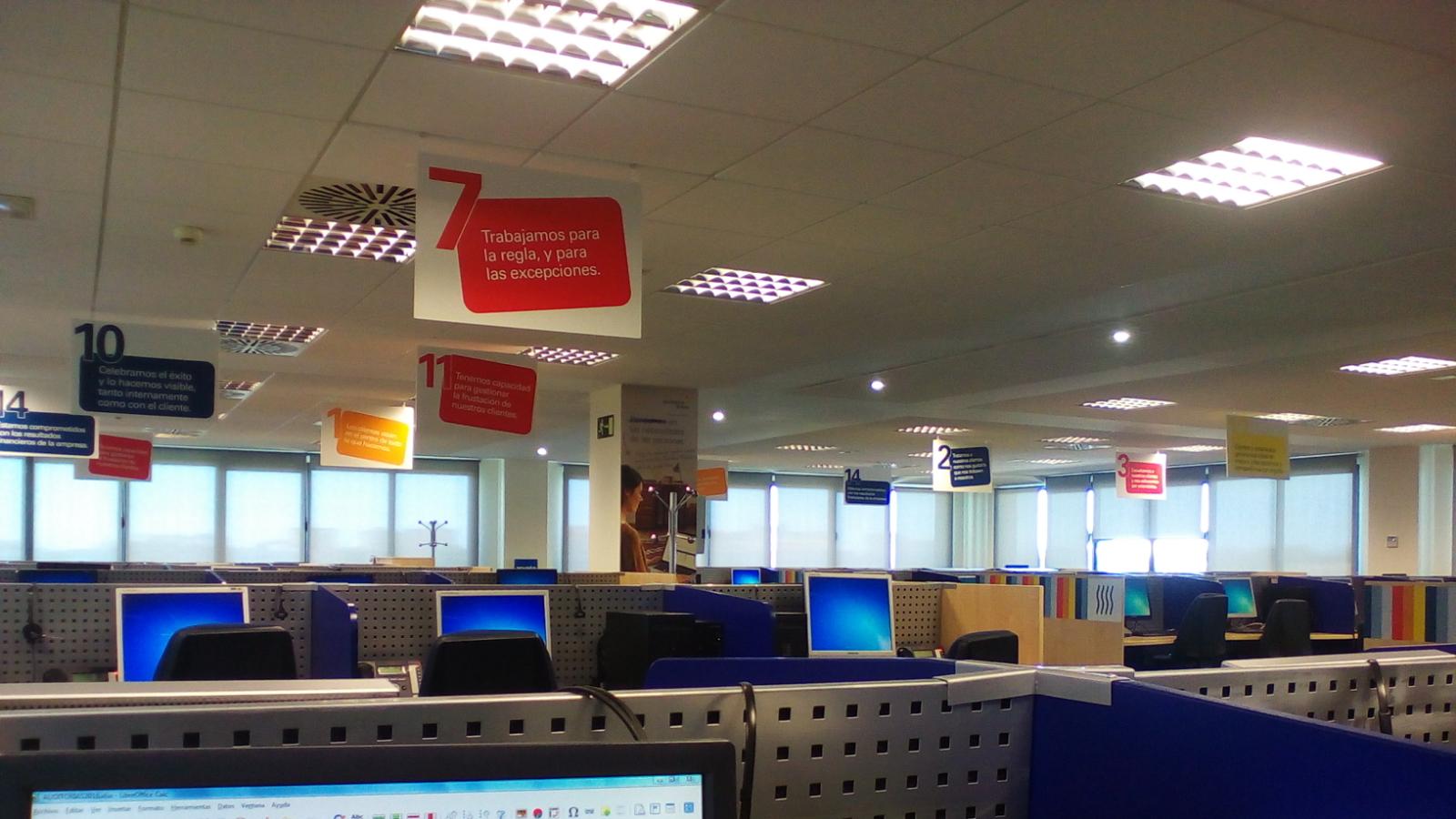 Una de las zonas de teleoperadores de Majorel en Jerez, con una distancia mínima entre los puestos de los teleoperadores. FOTO: CEDIDA