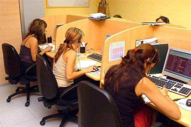 Varias teleoperadoras en una imagen de archivo.  