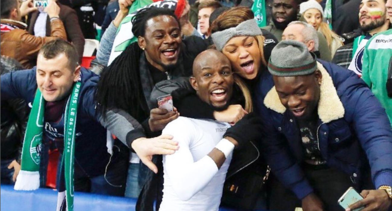 Jody Lukoki, futbolista internacional por el Congo, celebra un gol junto a varios familiares. - Jody Lukoki, futbolista internacional por el Congo, celebra un gol junto a varios familiares.
