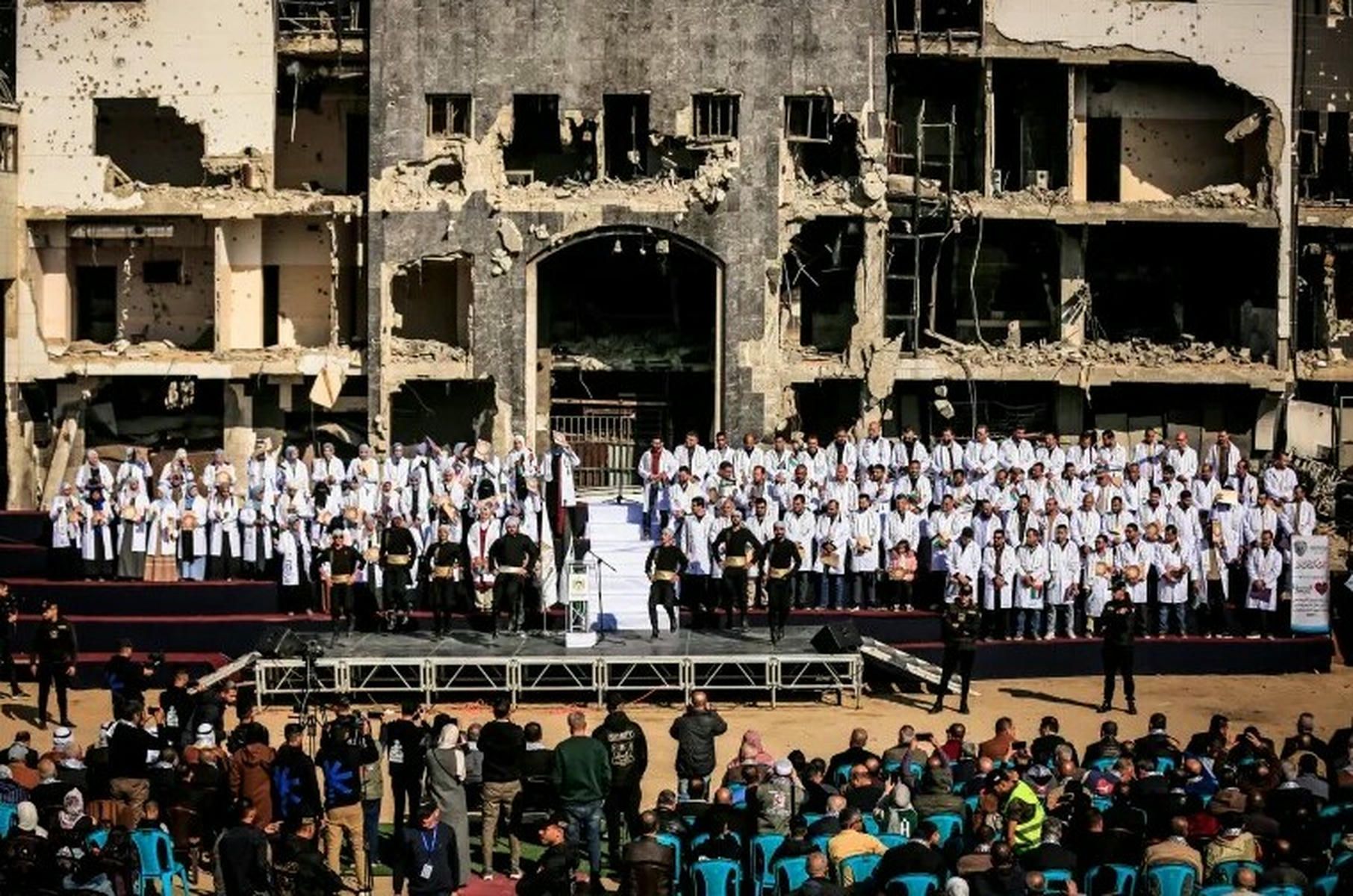 Los médicos asisten a una ceremonia de graduación en el Hospital al-Shifa, en honor a 168 médicos que recibieron certificados especializados. Saeed M M T Jaras / Agencia Anadolu - 
