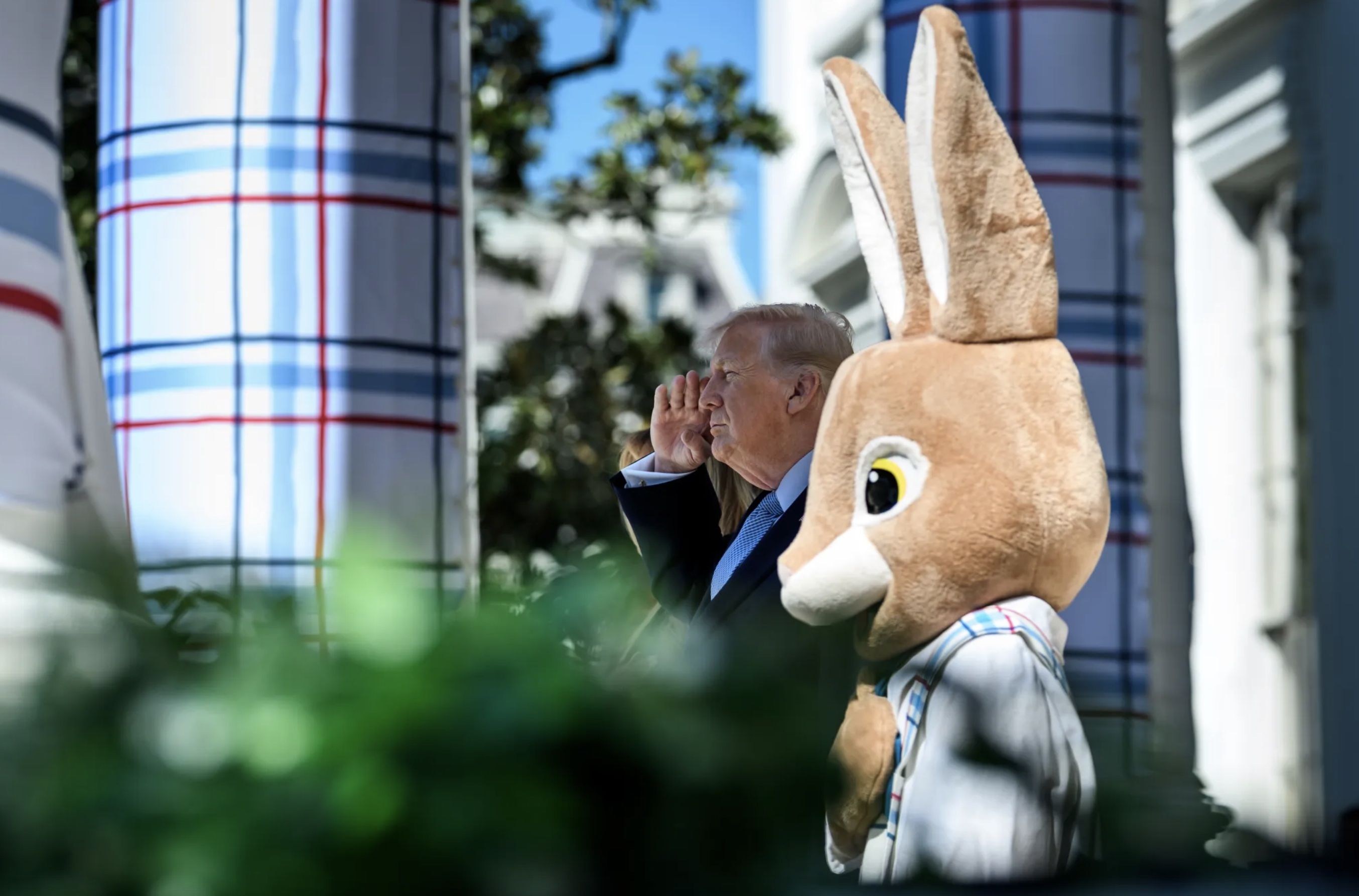 Donald Trump, en la Casa Blanca esta semana con un conejo de Pascua. - 