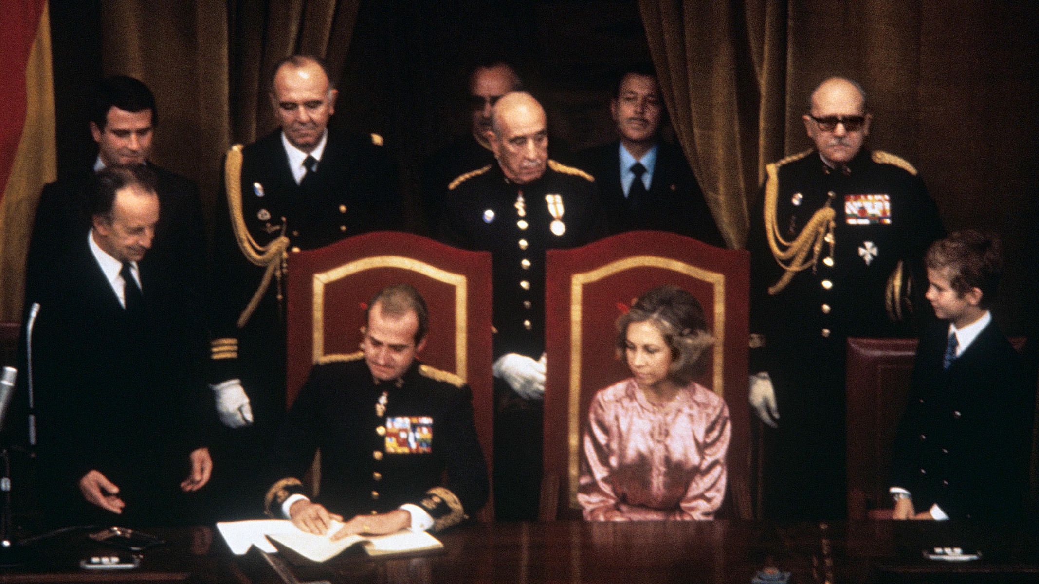 La firma de la Constitución de 1978 por parte del rey Juan Carlos. (1) - 