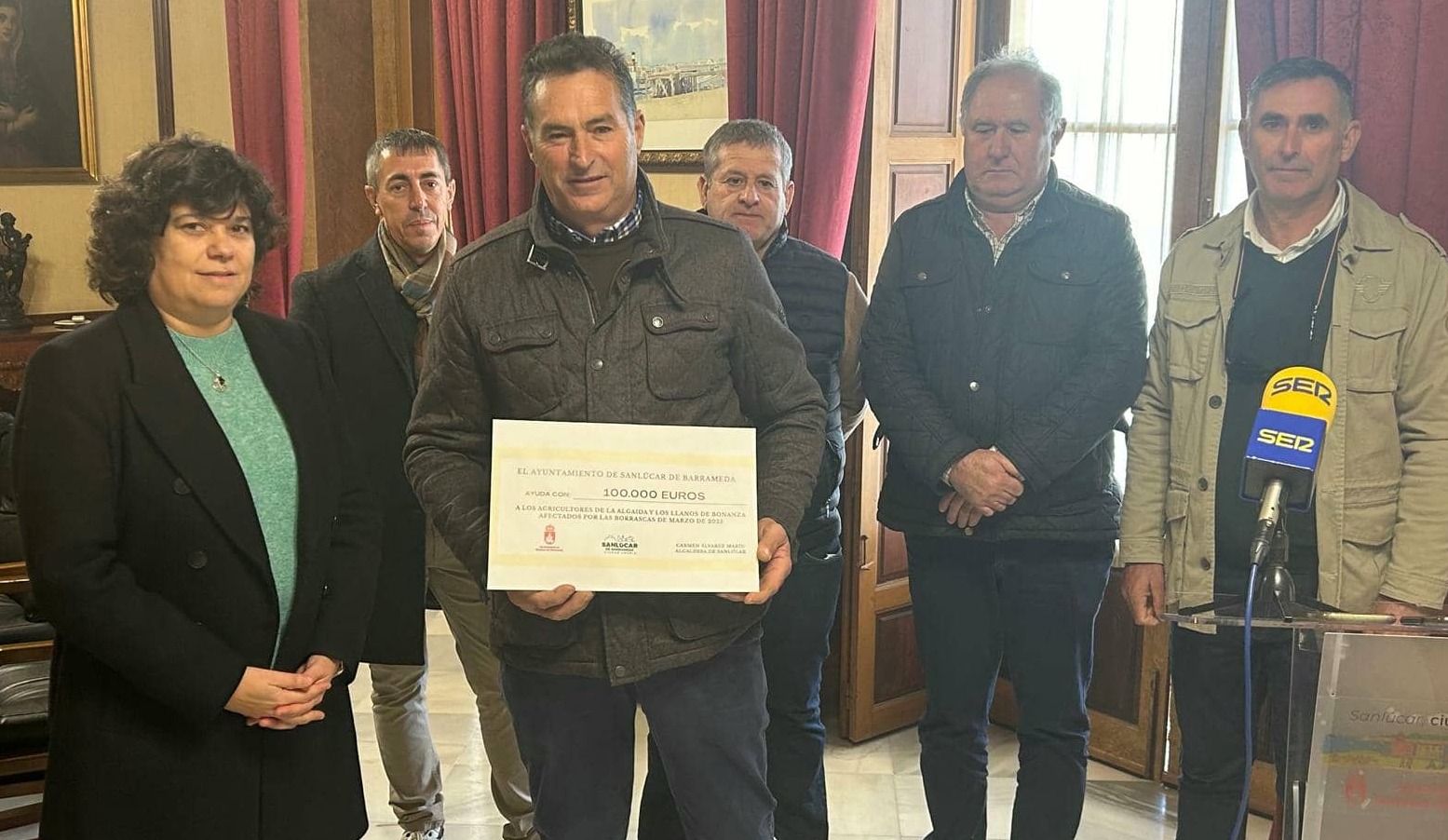 La alcaldesa de Sanlúcar, Carmen Álvarez, ha entregado este lunes la ayuda municipal de 100.000 euros. - 