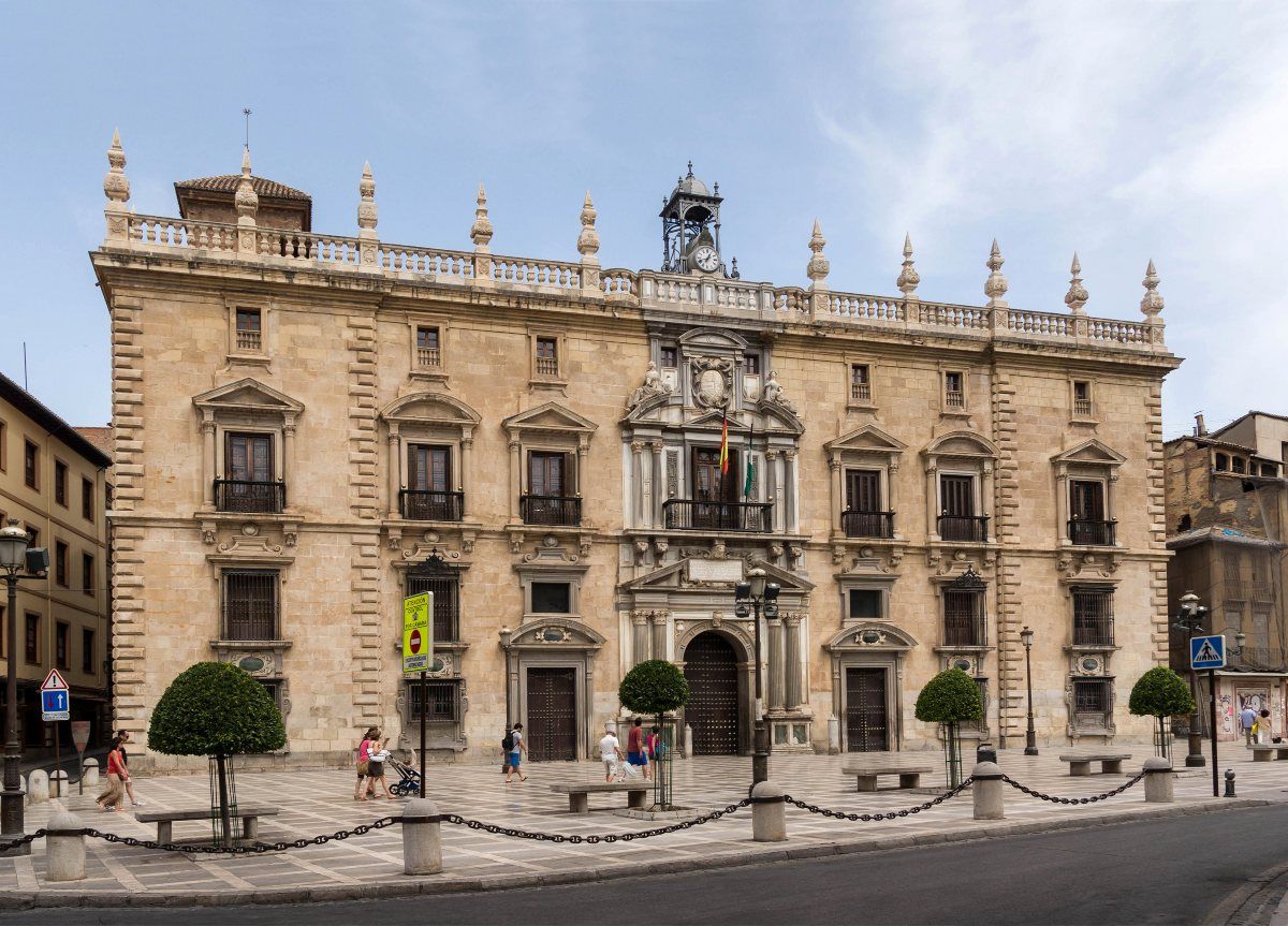 Intenta matar a un conocido tras apuñalarlo a la puerta de un pub de Granada