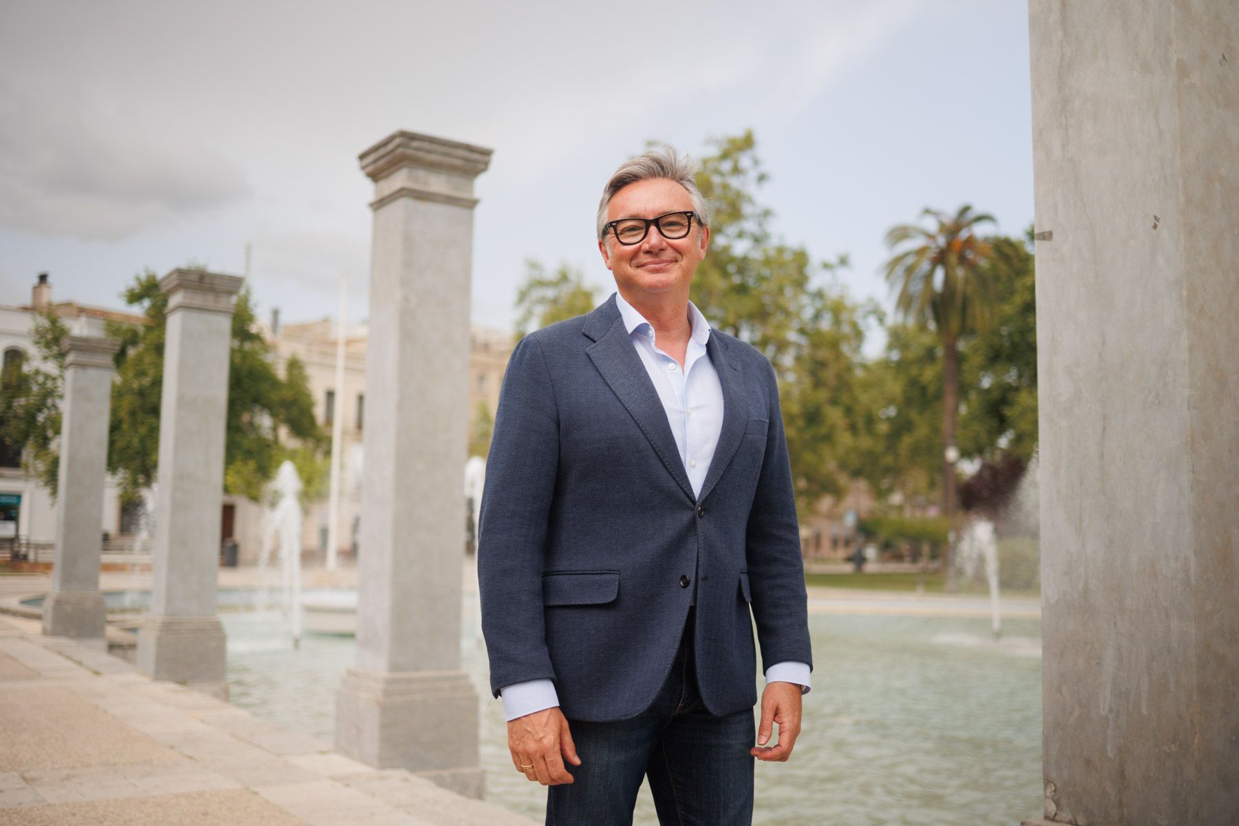 Manuel Gavira, candidato de Vox a la Junta, en la céntrica plaza del Mamelón de Jerez, en el mediodía de este viernes. - MANU GARCÍA