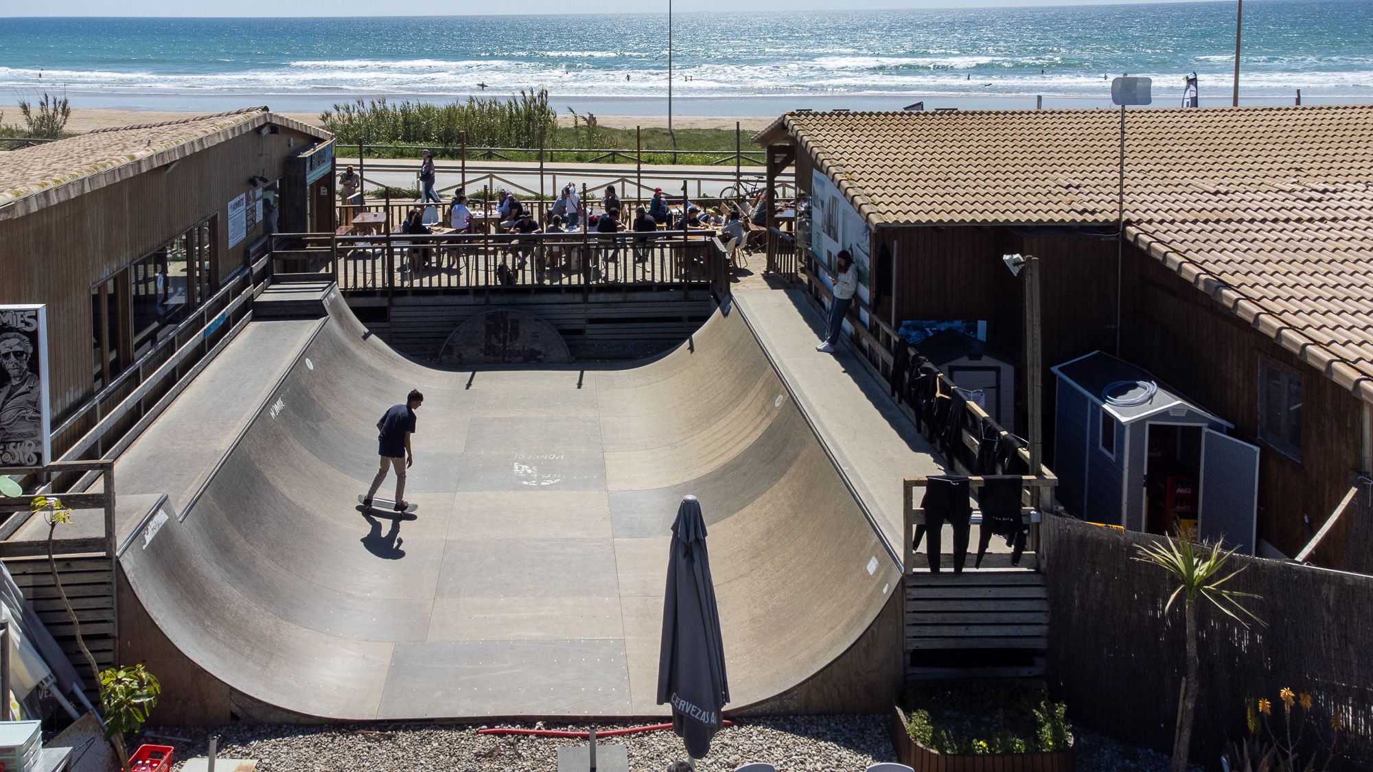 El mejor pico para surfear, una rampa para amantes del skate y una terraza única (para tomar cervezas)