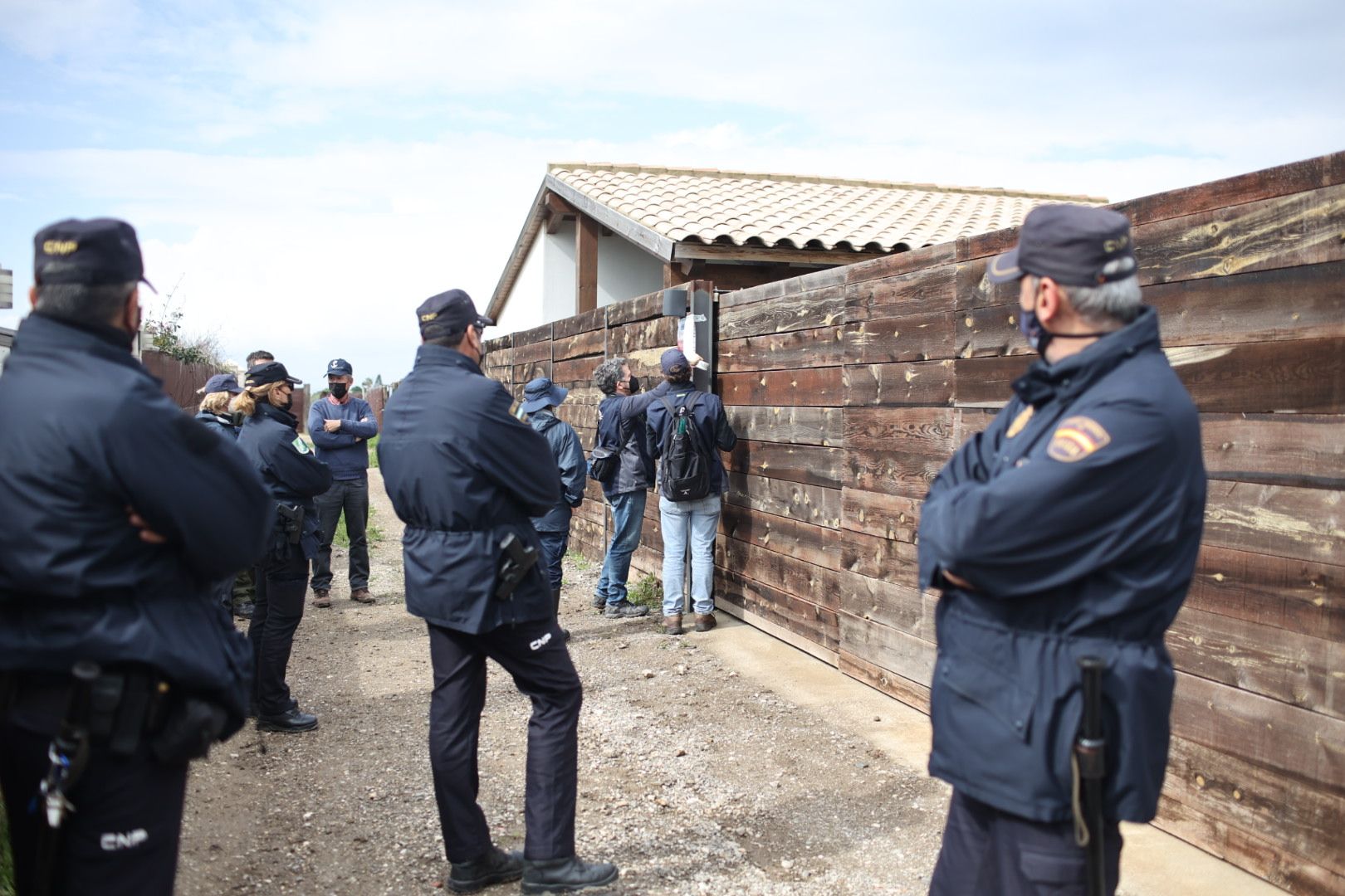 Despliegue policial sin precedentes en El Palmar para precintar 100 casas irregulares: 