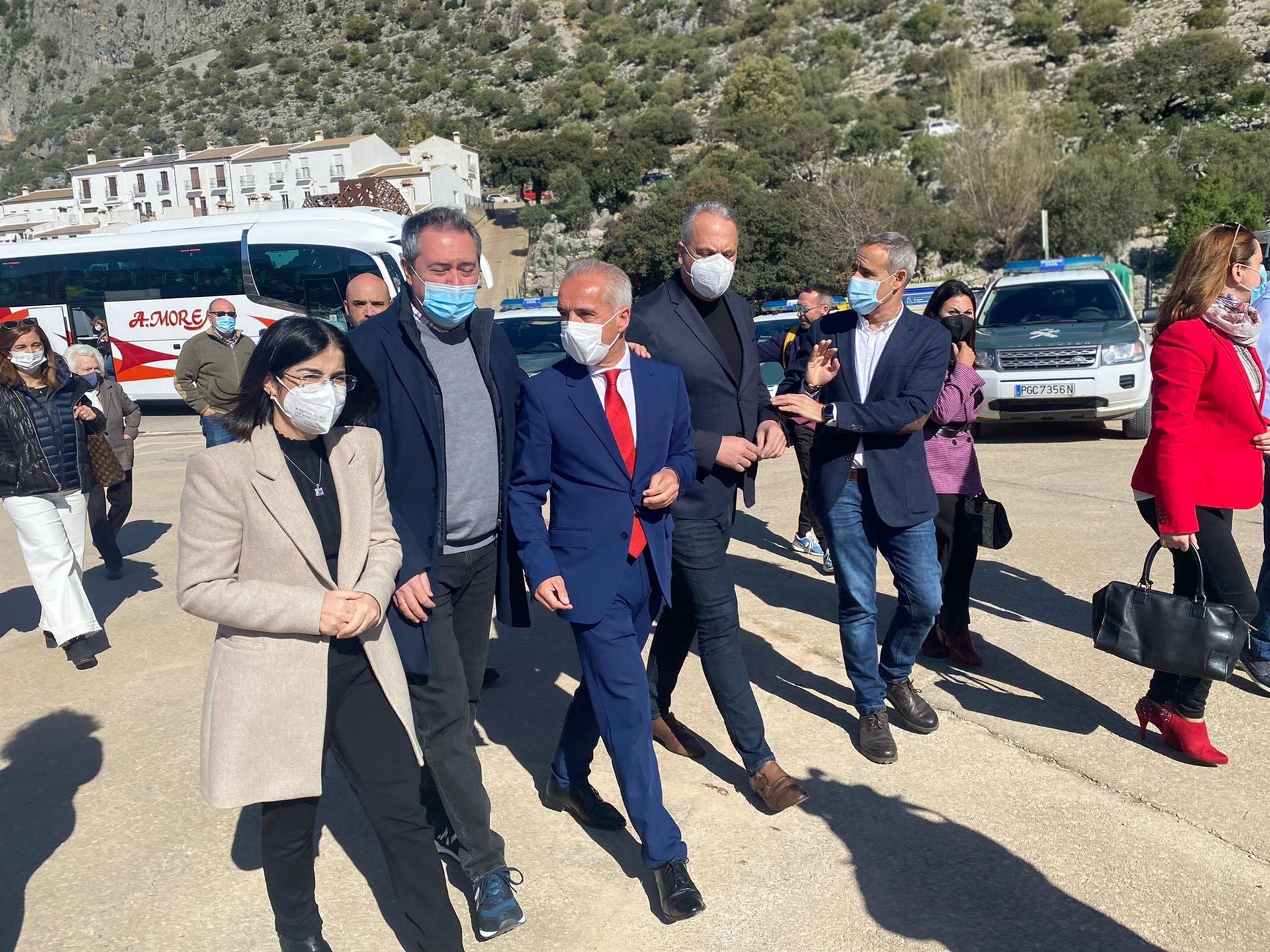 La ministra de Sanidad, Carolina Darias, junto a Juan Espadas y otros cargos del PSOE, en su llegada a la Feria del Queso de Villaluenga del Rosario, este sábado. - La ministra de Sanidad, Carolina Darias, junto a Juan Espadas y otros cargos del PSOE, en su llegada a la Feria del Queso de Villaluenga del Rosario, este sábado.