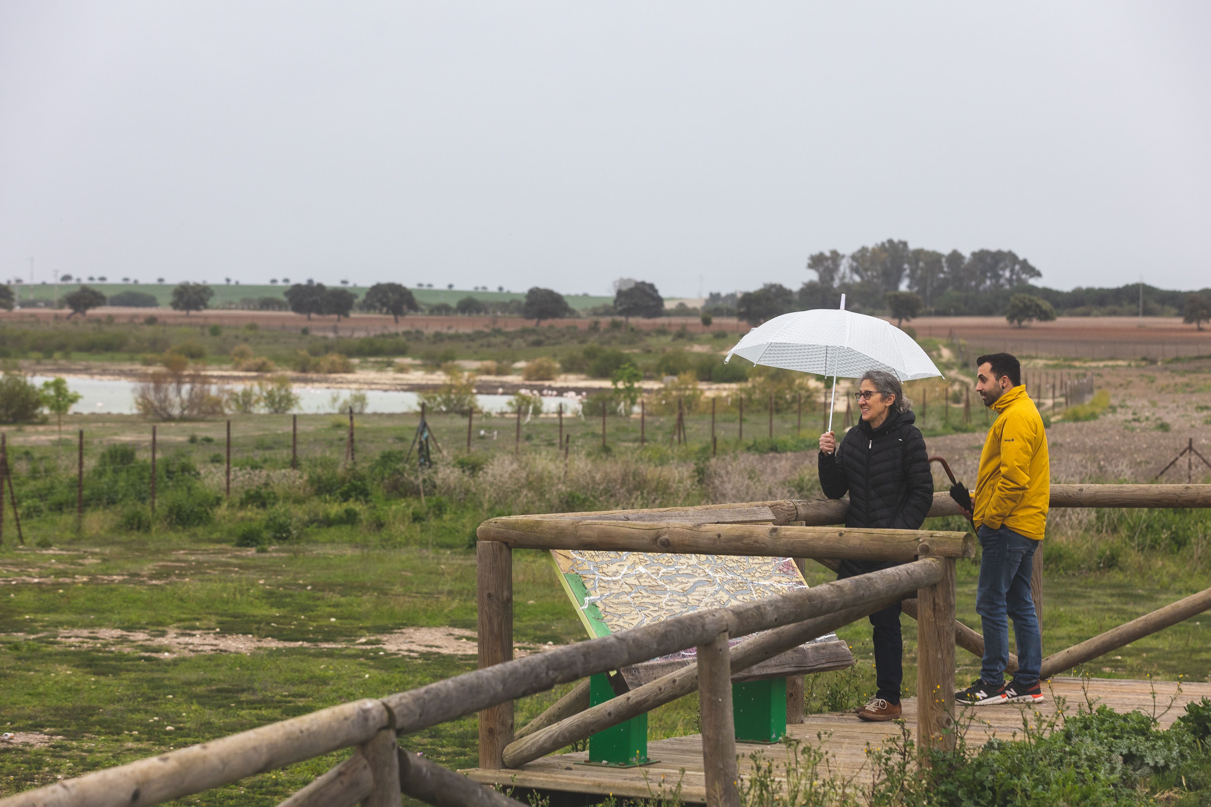 Concha Mingorance y Juan Antonio Jiménez, de la asociación ambiental laguna de Los Tollos, con flamencos al fondo. - JUAN CARLOS TORO