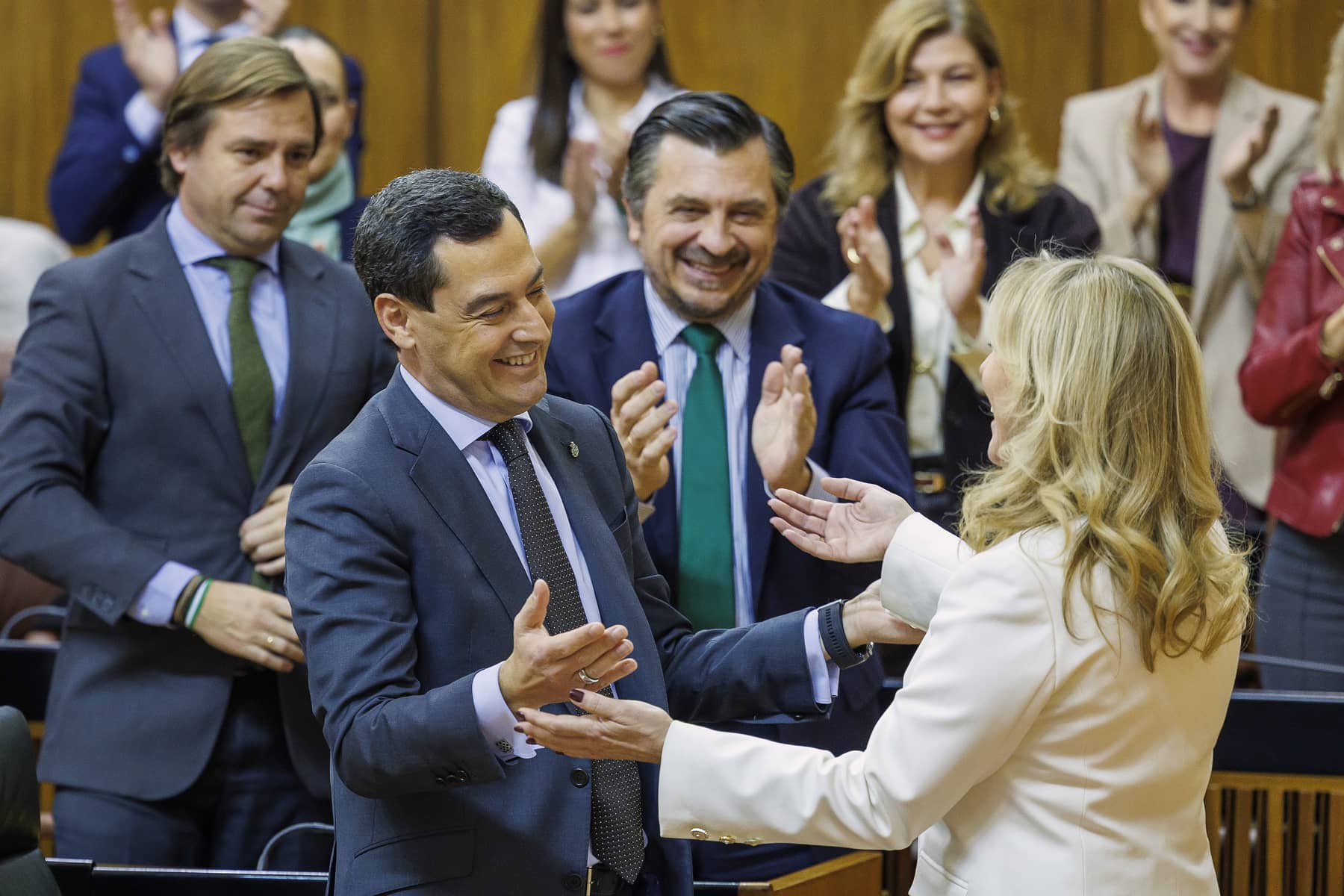 Juanma Moreno y Carolina España se abrazan tras la aprobación de presupuestos en el Parlamento este mes de diciembre. - JULIO MUÑOZ / EFE