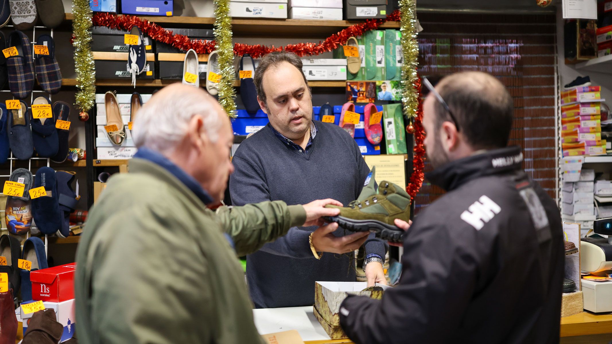 Antonio Pérez, atendiendo tras el mostrador de la tienda. - JUAN CARLOS TORO