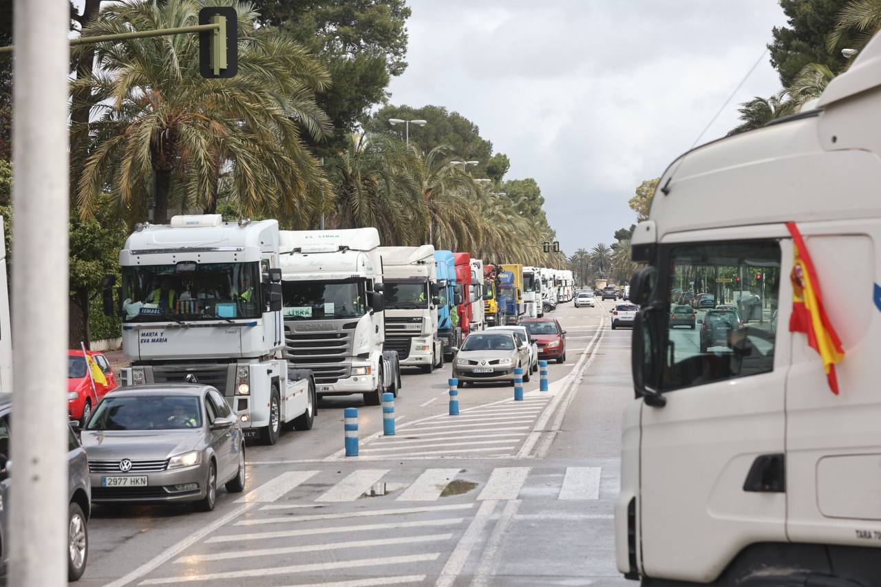 Caravana kilométrica y fuerte pitada en el centro de Jerez por la huelga del transporte