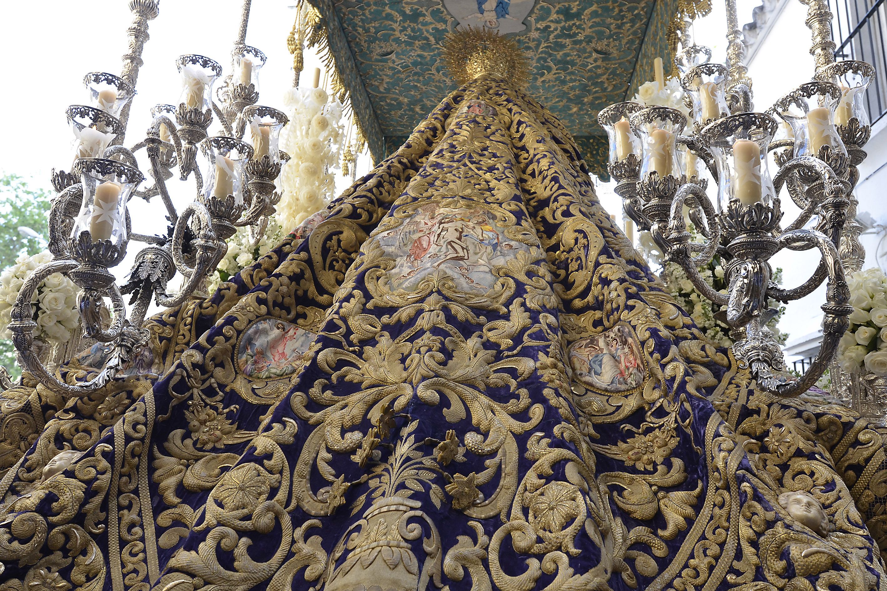 La Amargura aprueba la restauración integral del excepcional manto de la Virgen