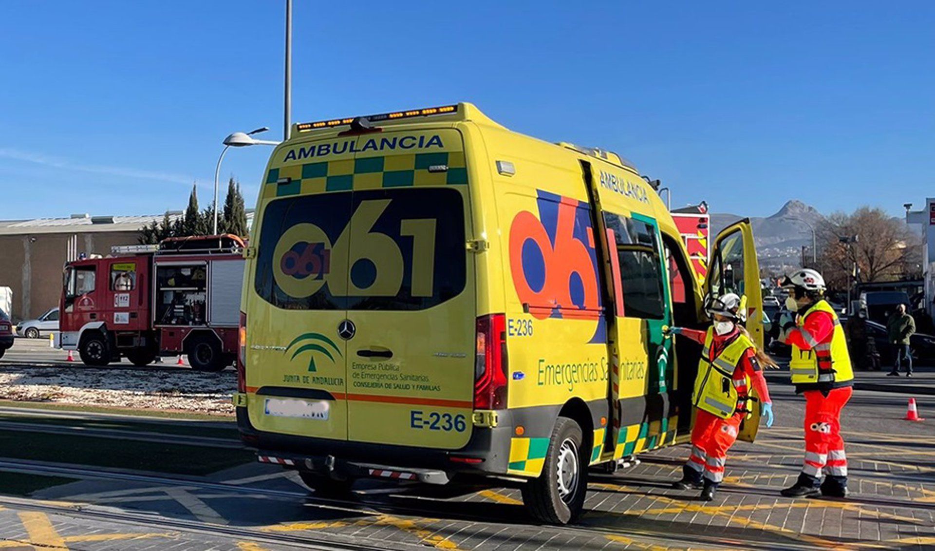 Muere un trabajador al caer desde el tejado de una nave en Lucena