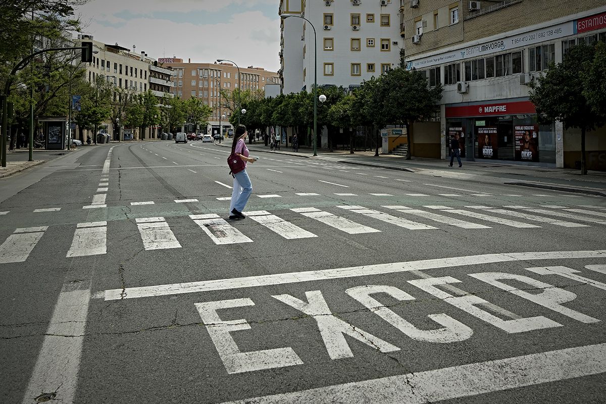 Cuatro heridos, uno grave, en un accidente entre dos motos y un coche en Sevilla