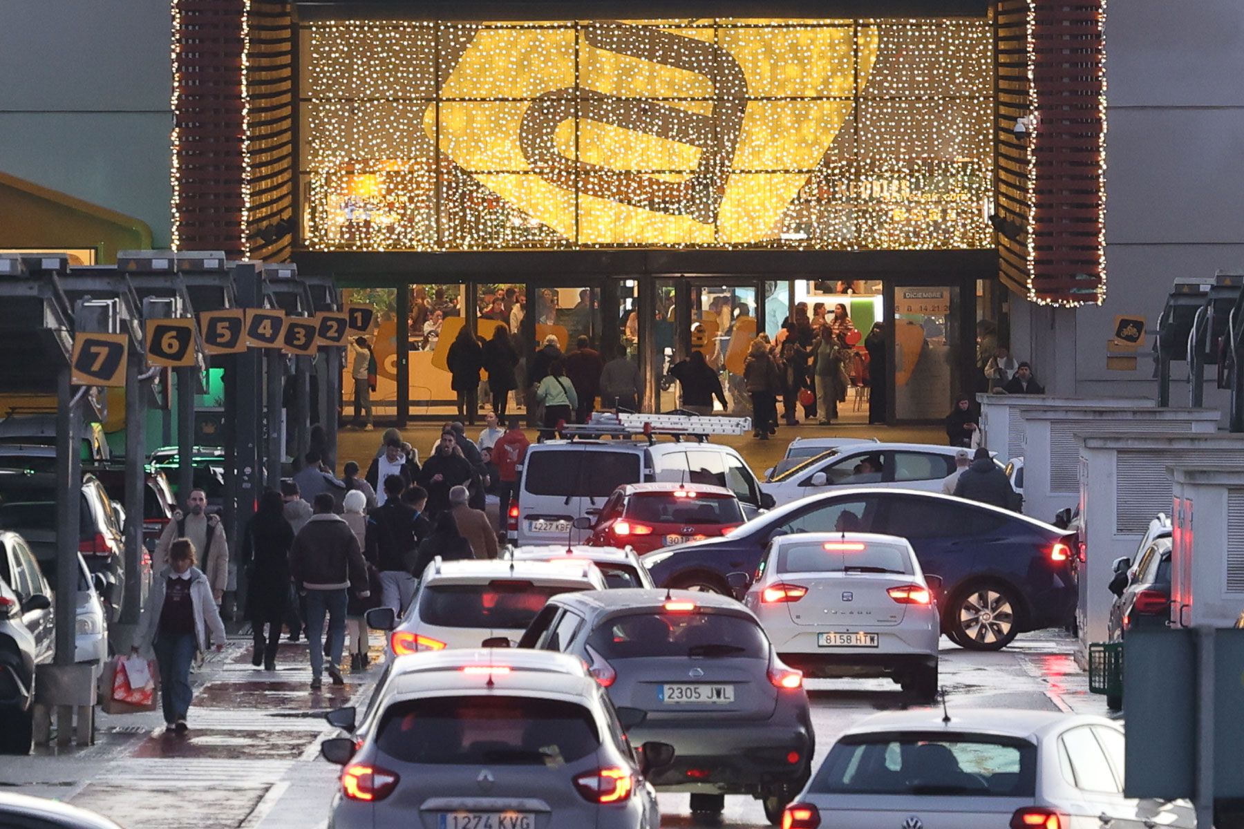 Lleno a rebosar y tráfico colapsado en Área Sur y Luz Shopping por las compras en la víspera de la Nochebuena