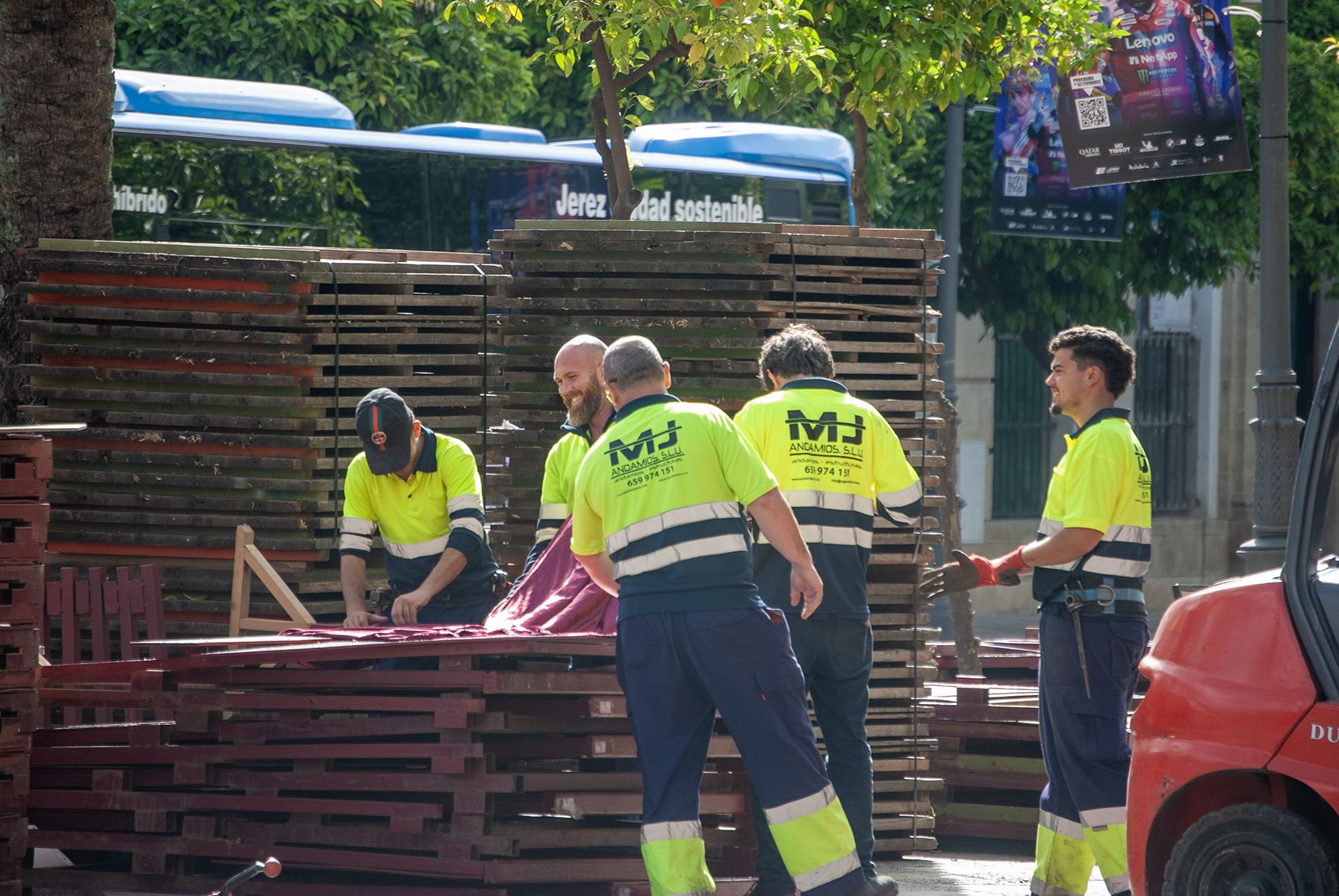 Trabajos de desmontaje de los palcos de Semana Santa en el centro de Jerez este viernes. - ANA MONSANTO