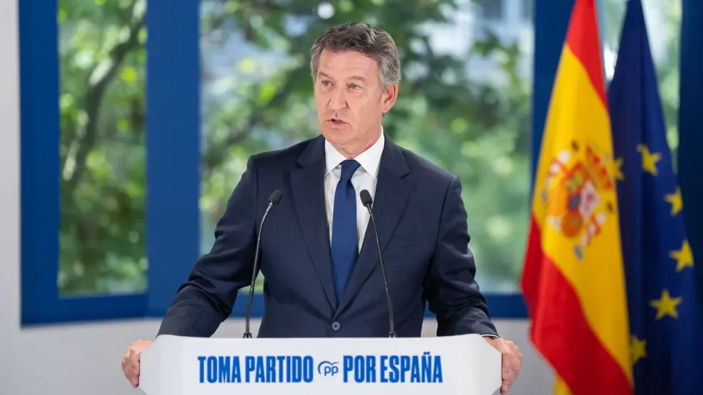 El presidente del Partido Popular, Alberto Núez Feijóo, durante una rueda de prensa, en la sede del PP. - 