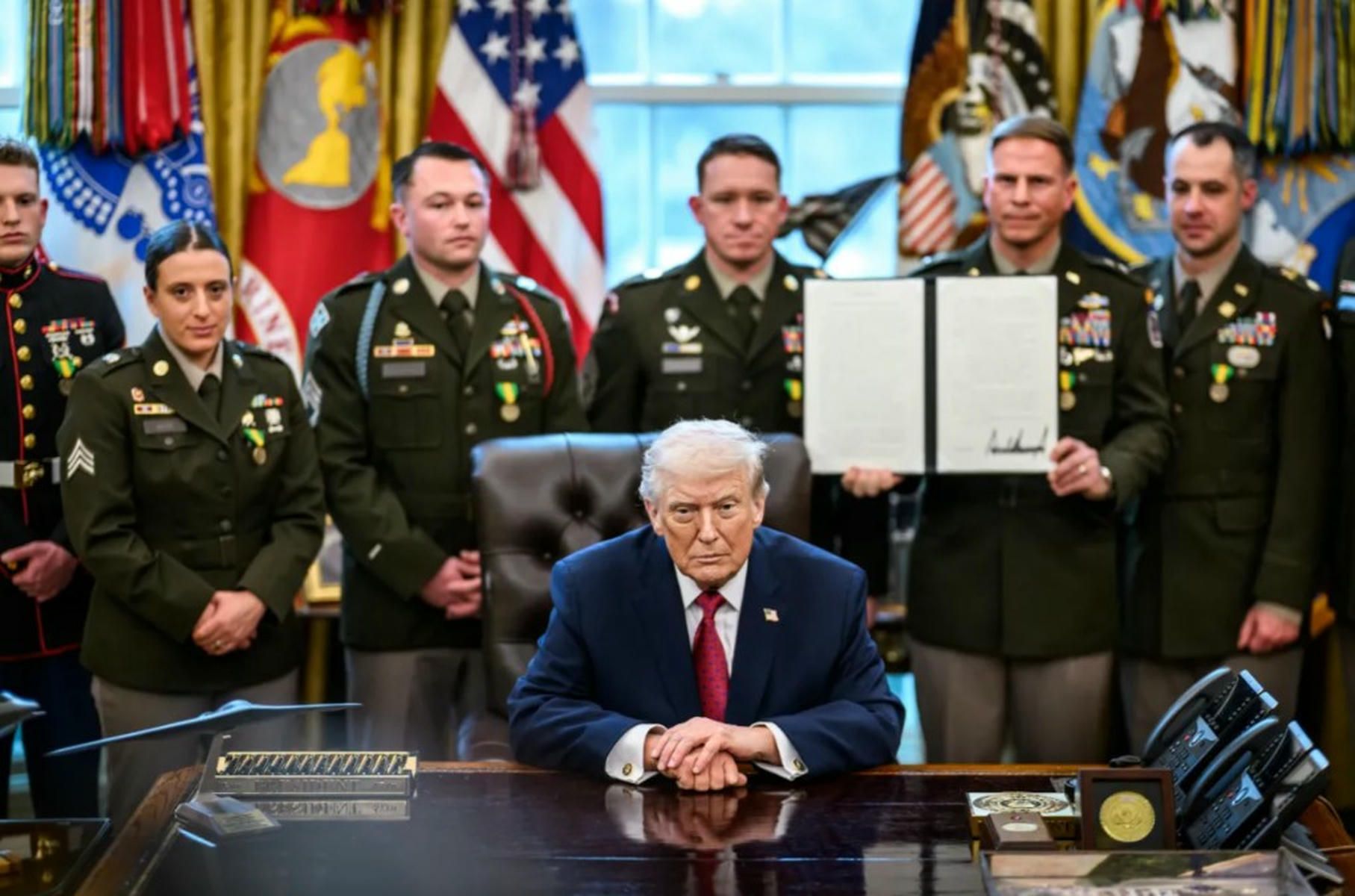 Trump, con militares en el depsacho oval. - 