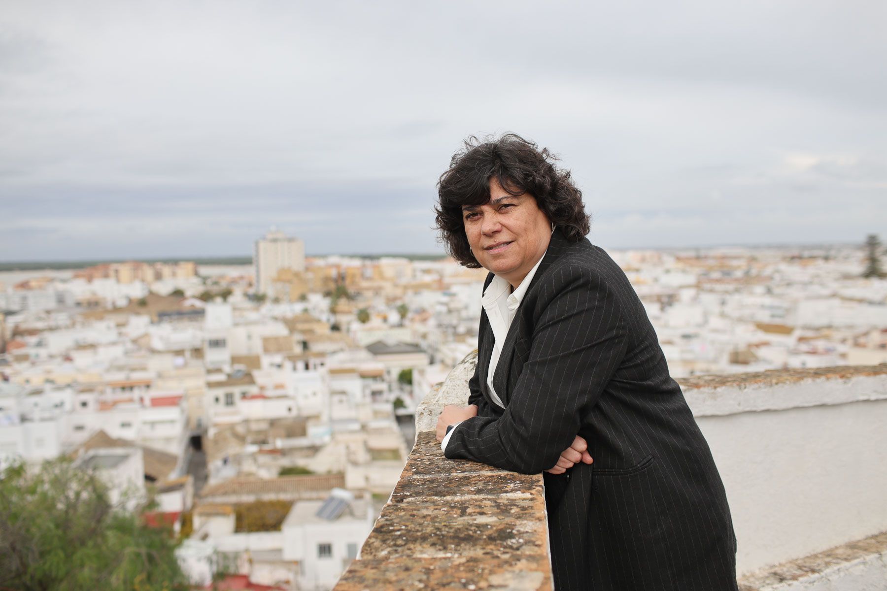 Carmen Álvarez, alcaldesa de Sanlúcar, con la ciudad al fondo. - JUAN CARLOS TORO