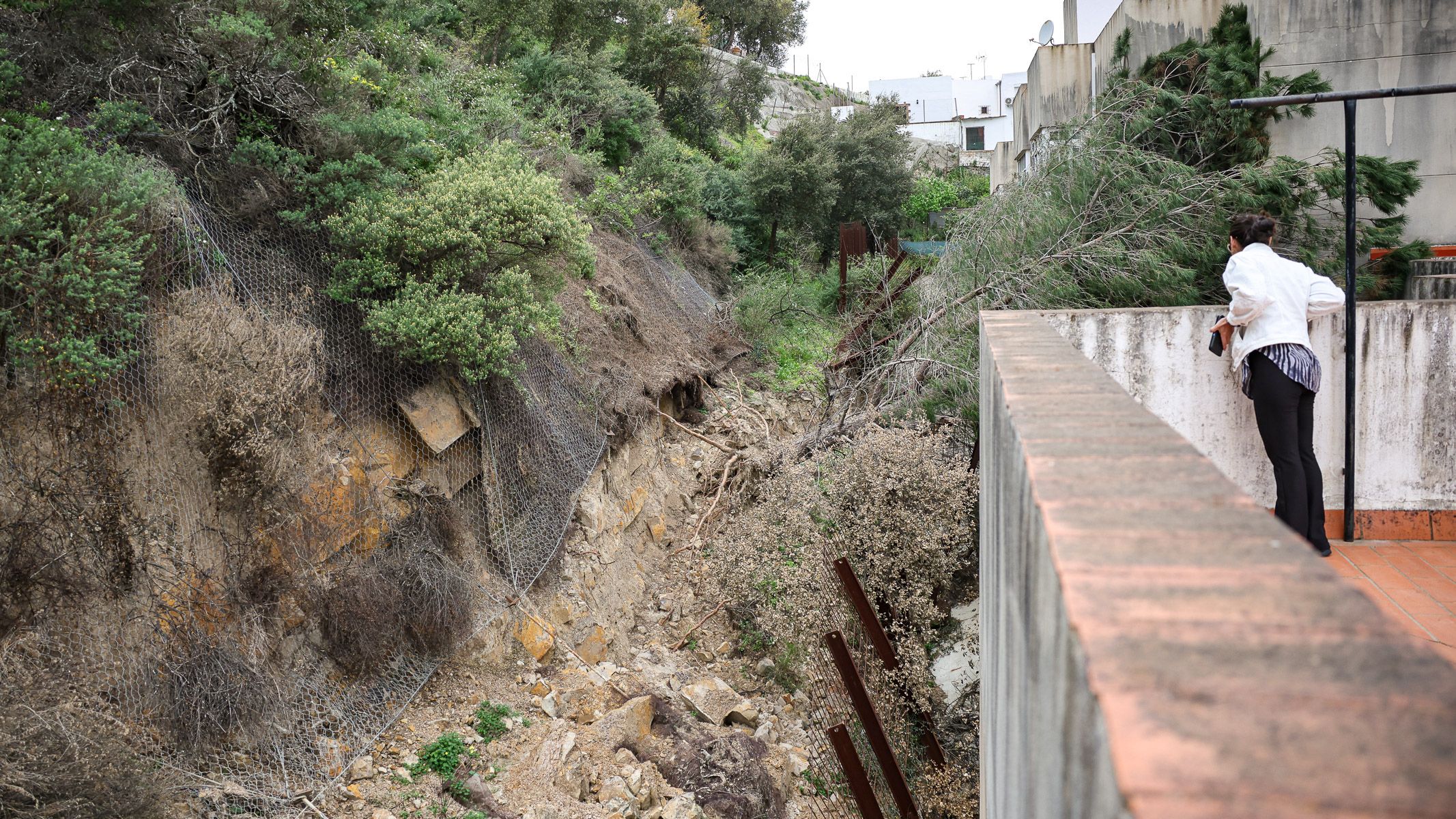 Los 'olvidados' del tren de borrascas: un muro derrumbado y 40 vecinos que siguen desalojados en Alcalá de los Gazules