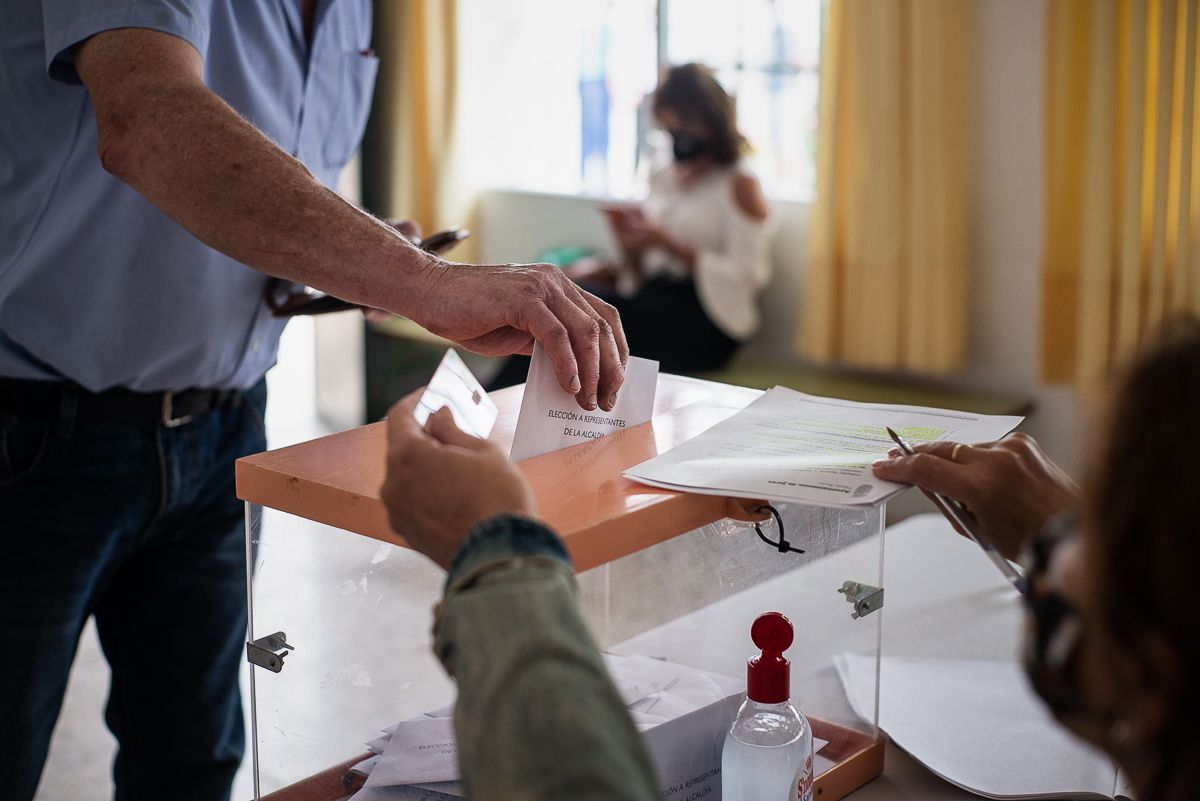Una persona deposita su voto en unas elecciones. - MANU GARCÍA