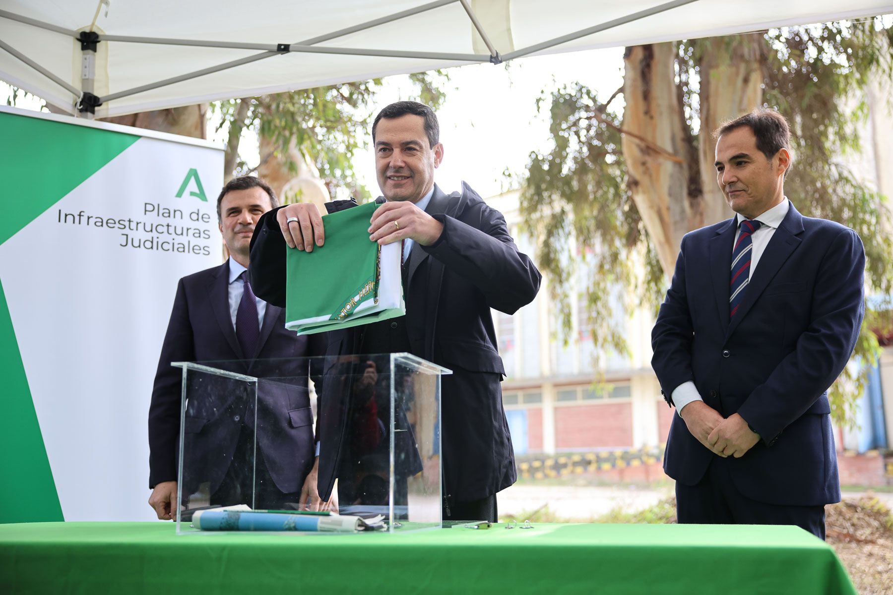 Juanma Moreno, colocando la primera piedra de la Ciudad de la Justicia de Cádiz. - JUAN CARLOS TORO