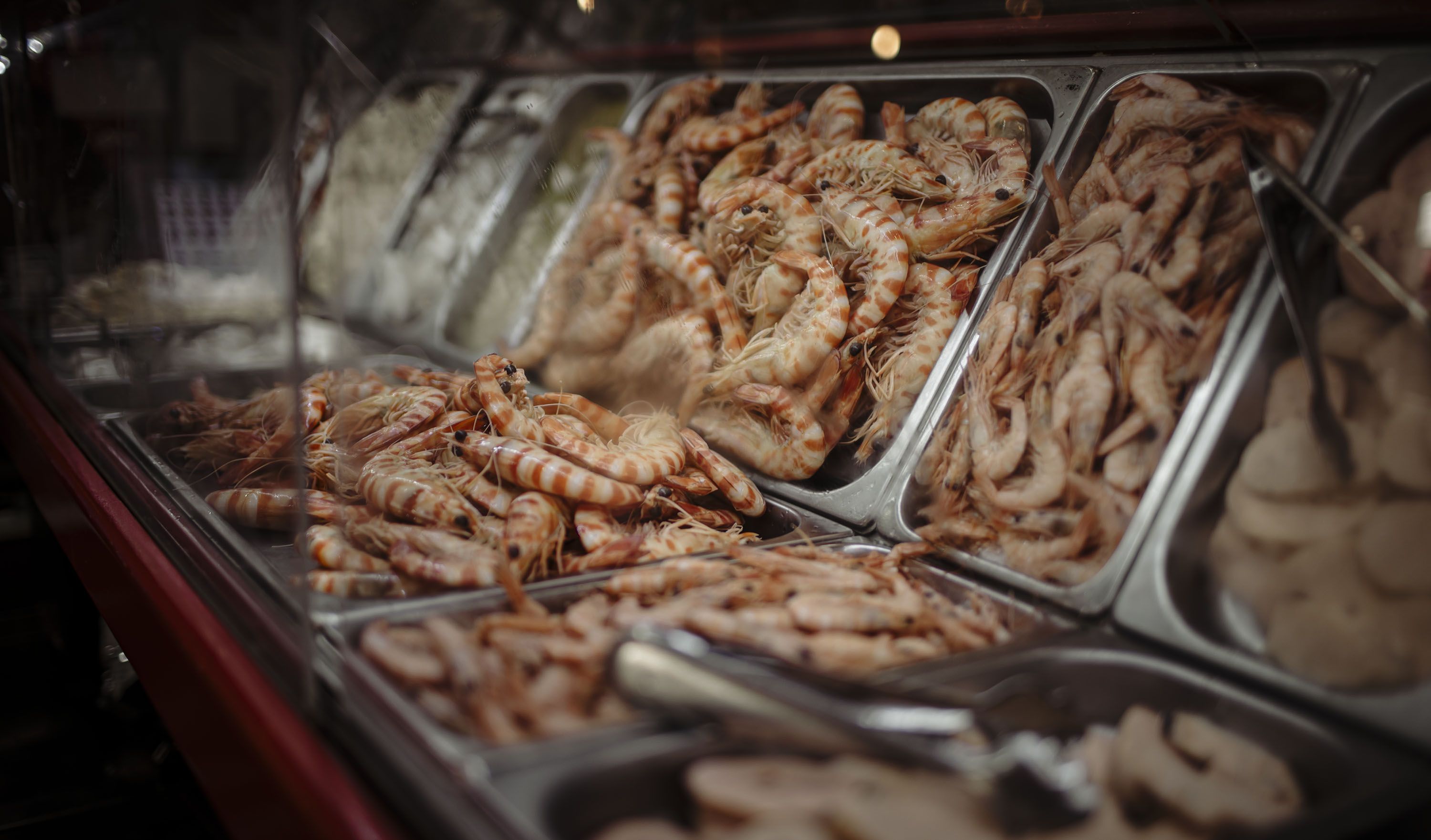 La OCU advierte: 5 cosas que no debes permitir que te cobren en bares y restaurantes