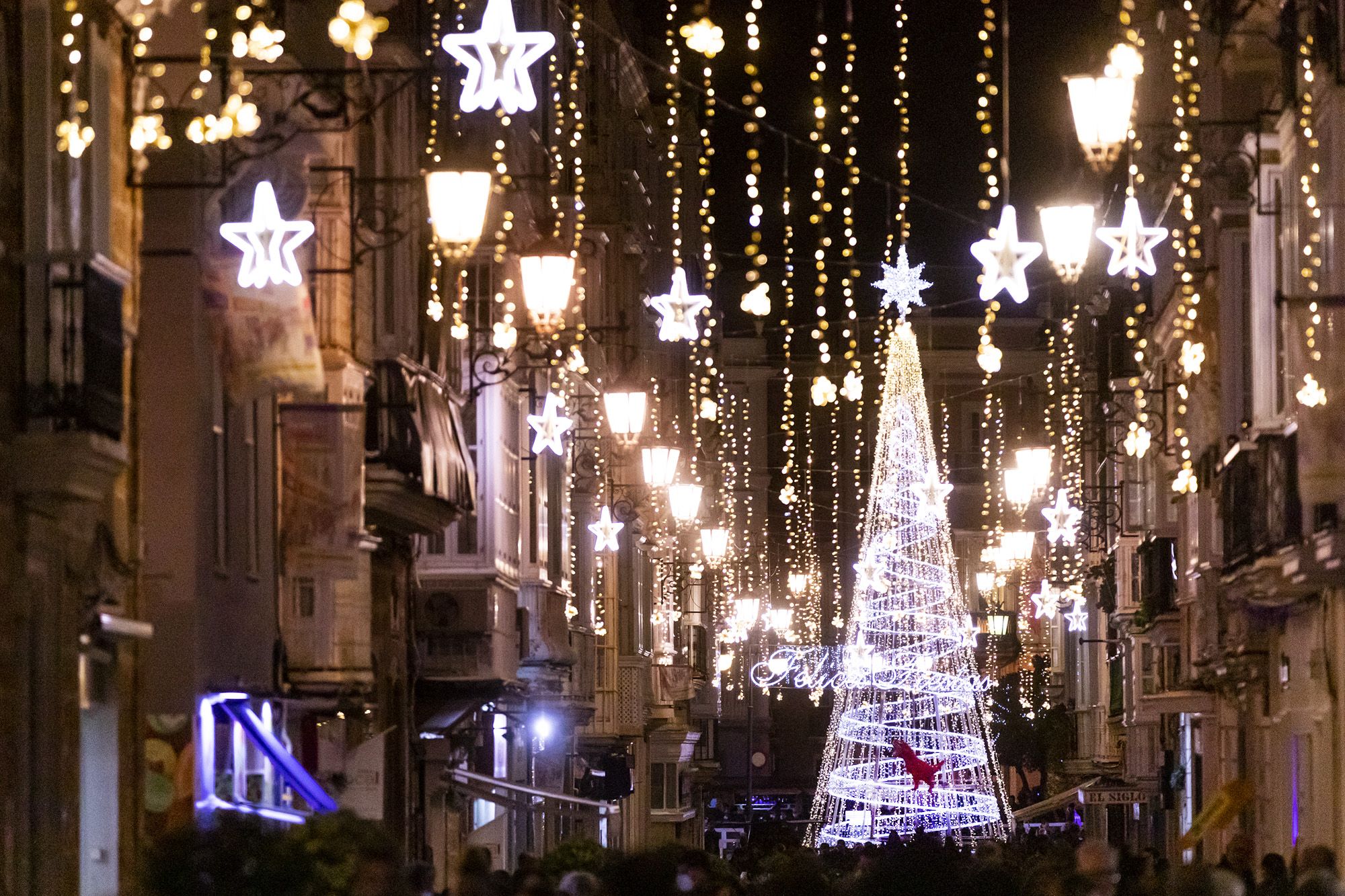 Las luces de Navidad ya alumbran las calles de Cádiz