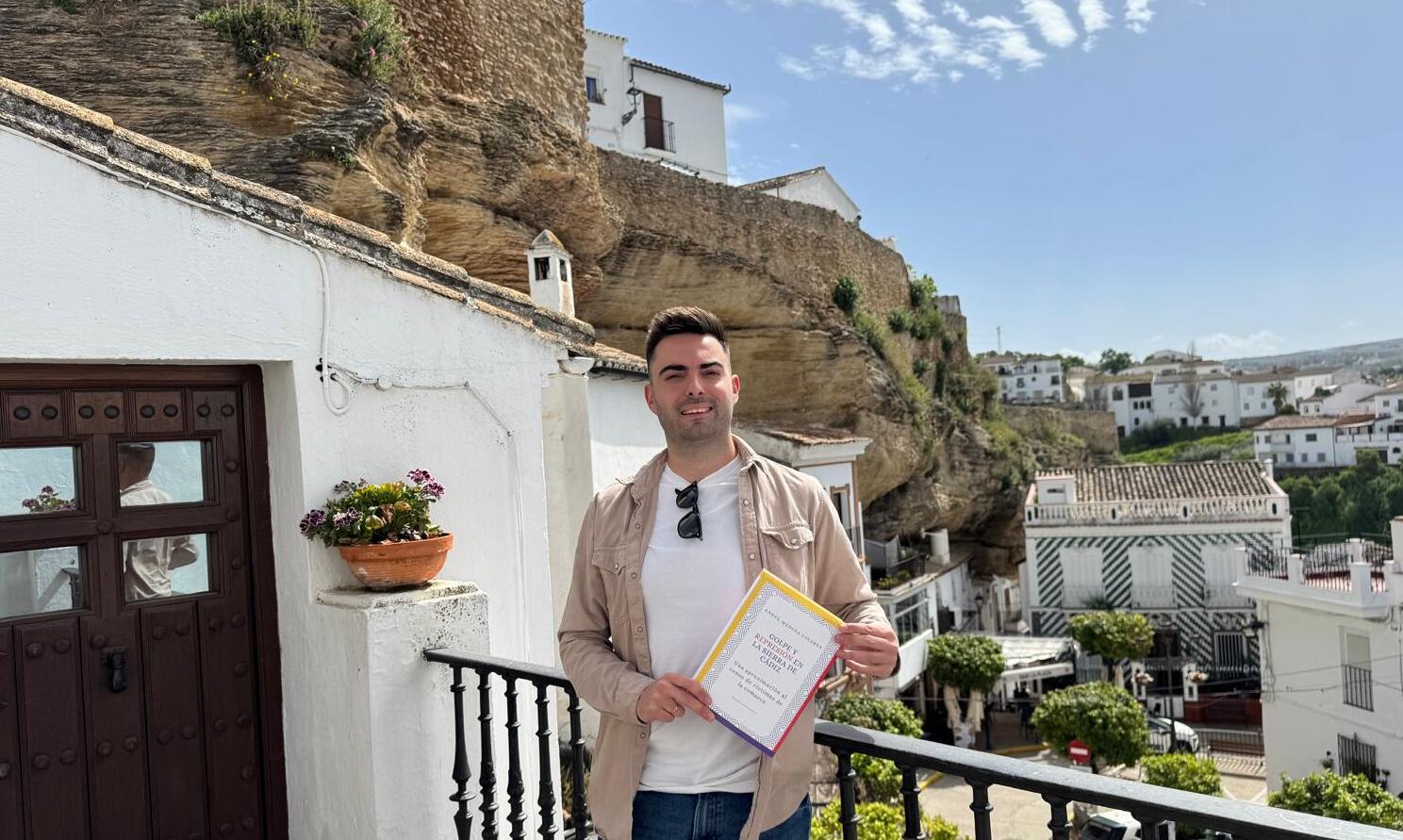 Ángel Medina Linares posa con el libro en un bonito paraje de Setenil. - 