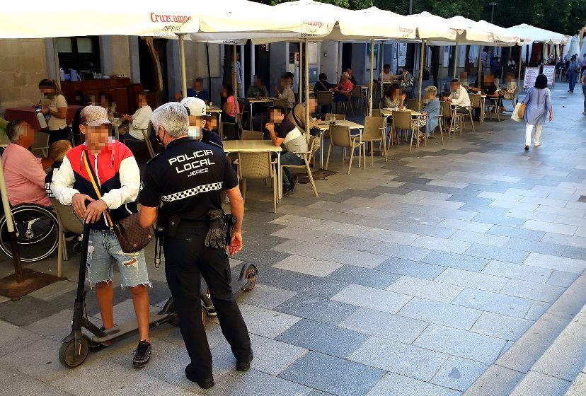 La Policía Local 'echa el freno' a los patinetes eléctricos en pleno centro de Jerez