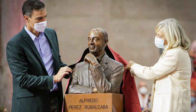 Pedro Sánchez y Pilar Goya destapan el busto de Alfredo Pérez Rubalcaba. - Pedro Sánchez y Pilar Goya destapan el busto de Alfredo Pérez Rubalcaba.