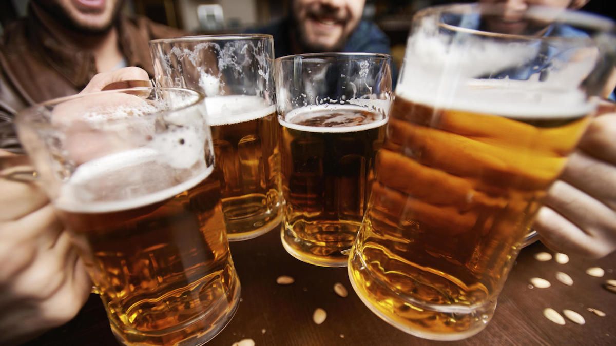 Cervezas con amigos en un local donde uno de ellos muere de un infarto en Granada. - Cervezas con amigos en un local donde uno de ellos muere de un infarto en Granada.