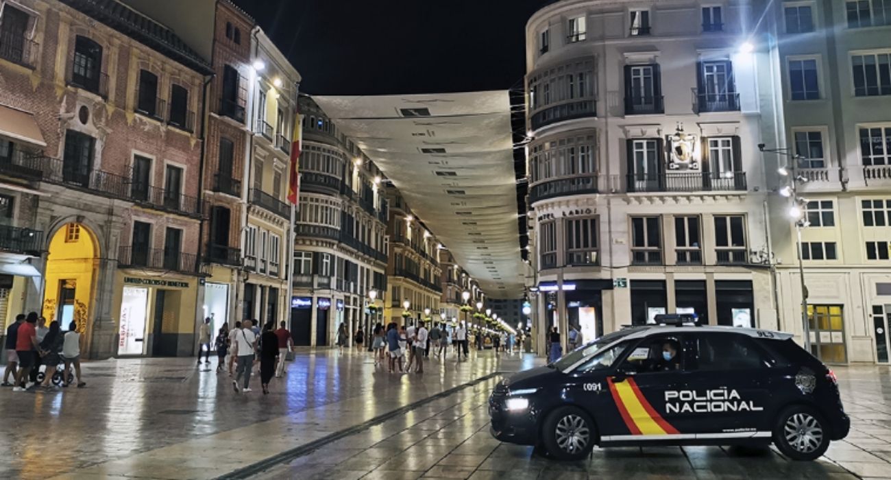 Apuñala a un hombre a plena luz del día en Málaga y huye: dos jóvenes habrían salido tras él