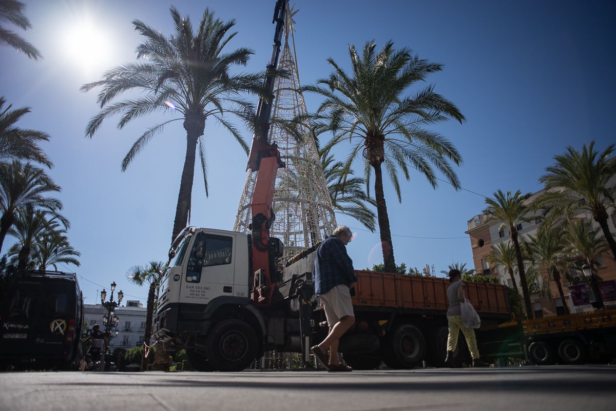Ya es Navidad en Jerez: el árbol navideño 'crece' en la Plaza del Arenal